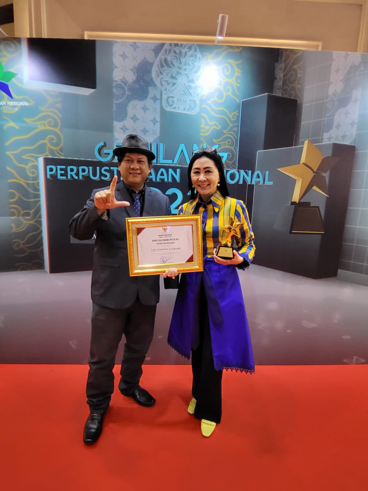 Anggota DPR RI Julie Sutrisno Laiskodat (kanan)