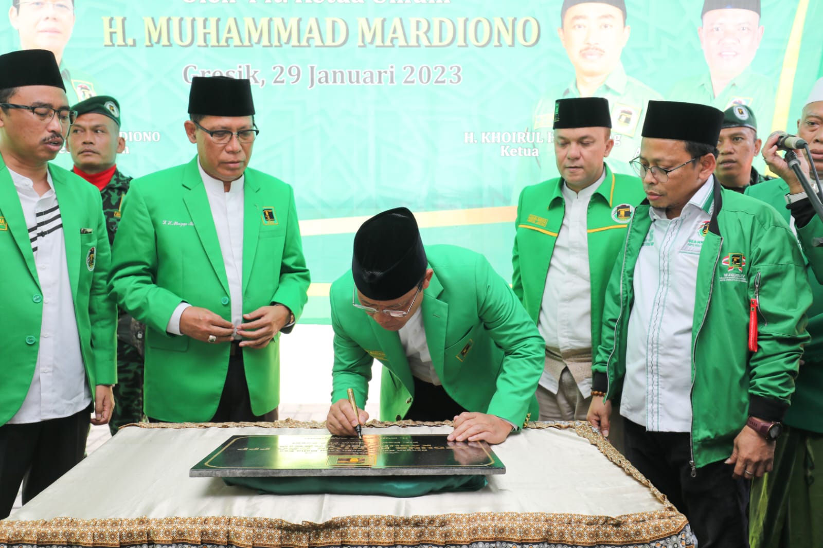 Plt Ketua Umum PPP Muhamad Mardiono meresmikan Kantor DPC PPP Kabupaten Gresik, di Kecamatan Kebomas, Gresik, Jawa Timur, Rabu (1/2/2023).