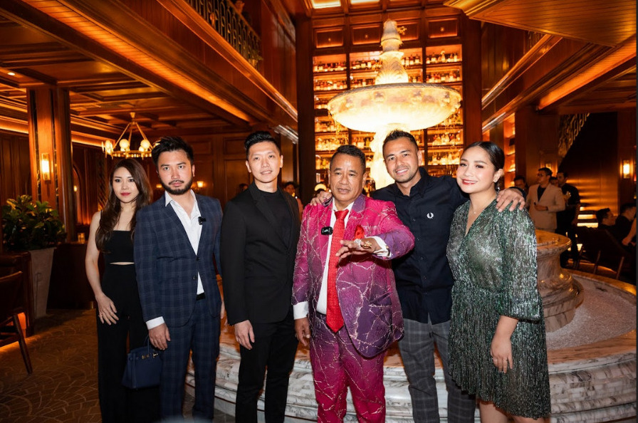(ki-ka) Rudi Salim, Andrew Susanto (investor HW Group), Hotman Paris, Raffi Ahmad, Nagita Slavina saat pembukaan Phoenix Bar, Jumat (10/2/23