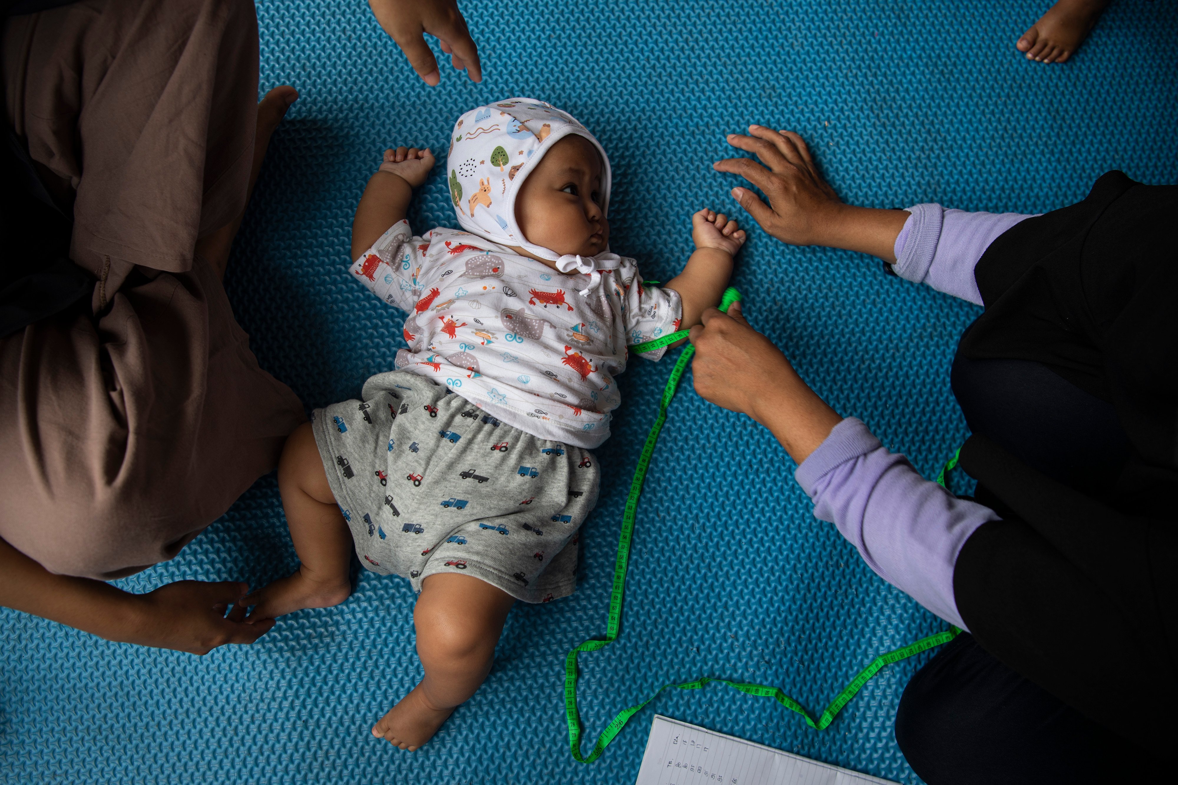 Ilustrasi pengukuran panjang badan bayi