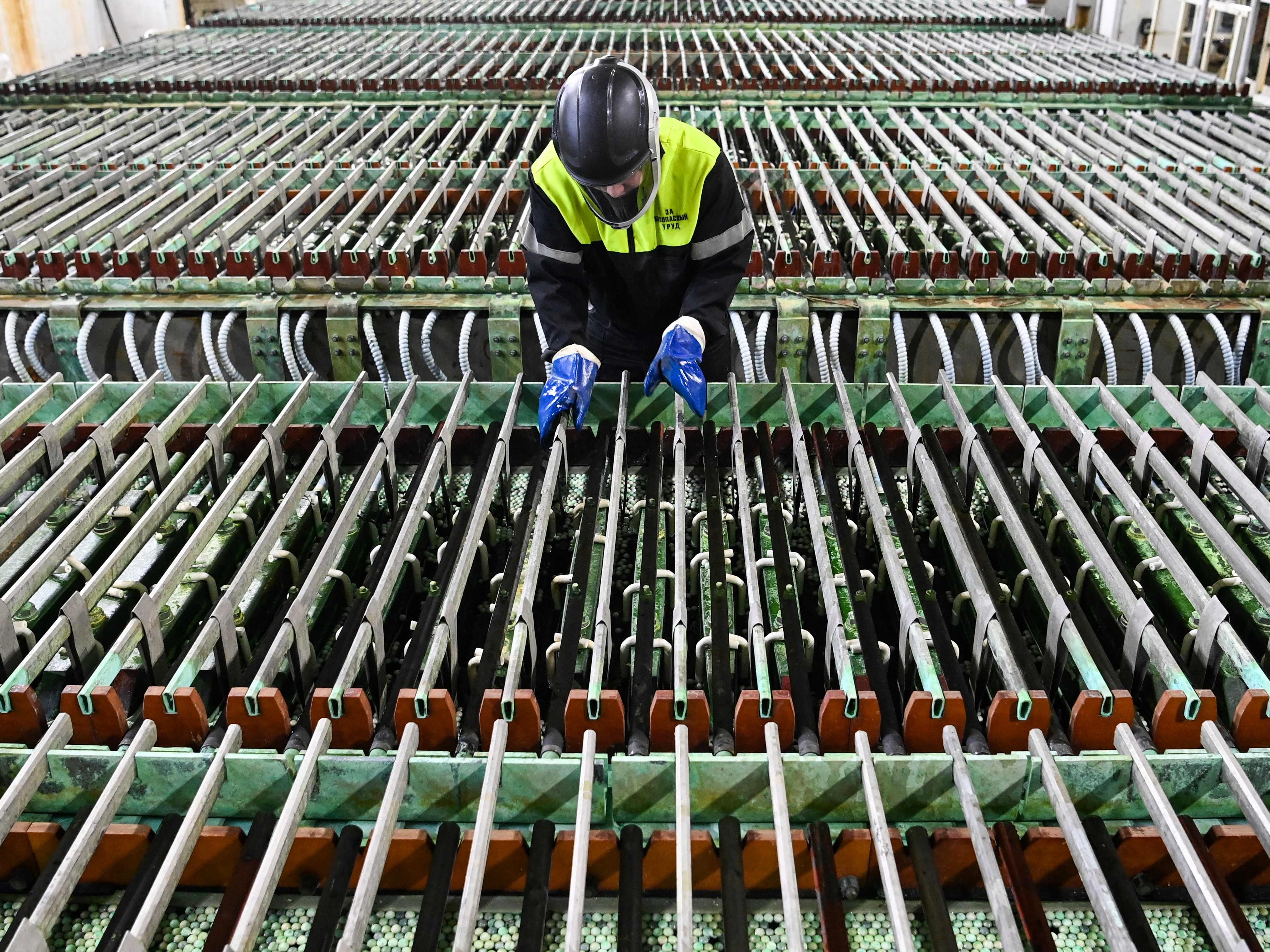 Bengkel elektrolisis nikel di Kola Mining and Metallurgical Company and Metallurgical Company (Kola MMC) di Rusia.