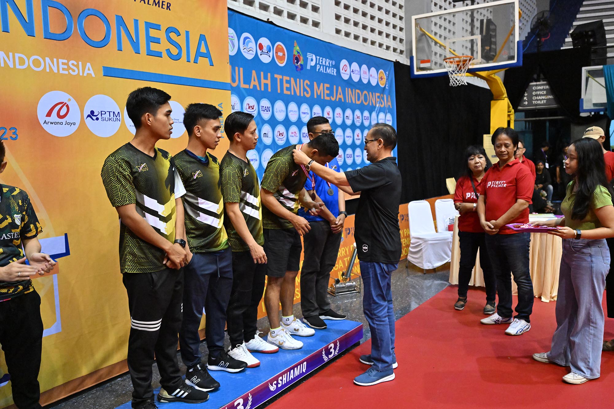 Prosesi pengalungan medali di Liga Tenis Meja Indonesia.
