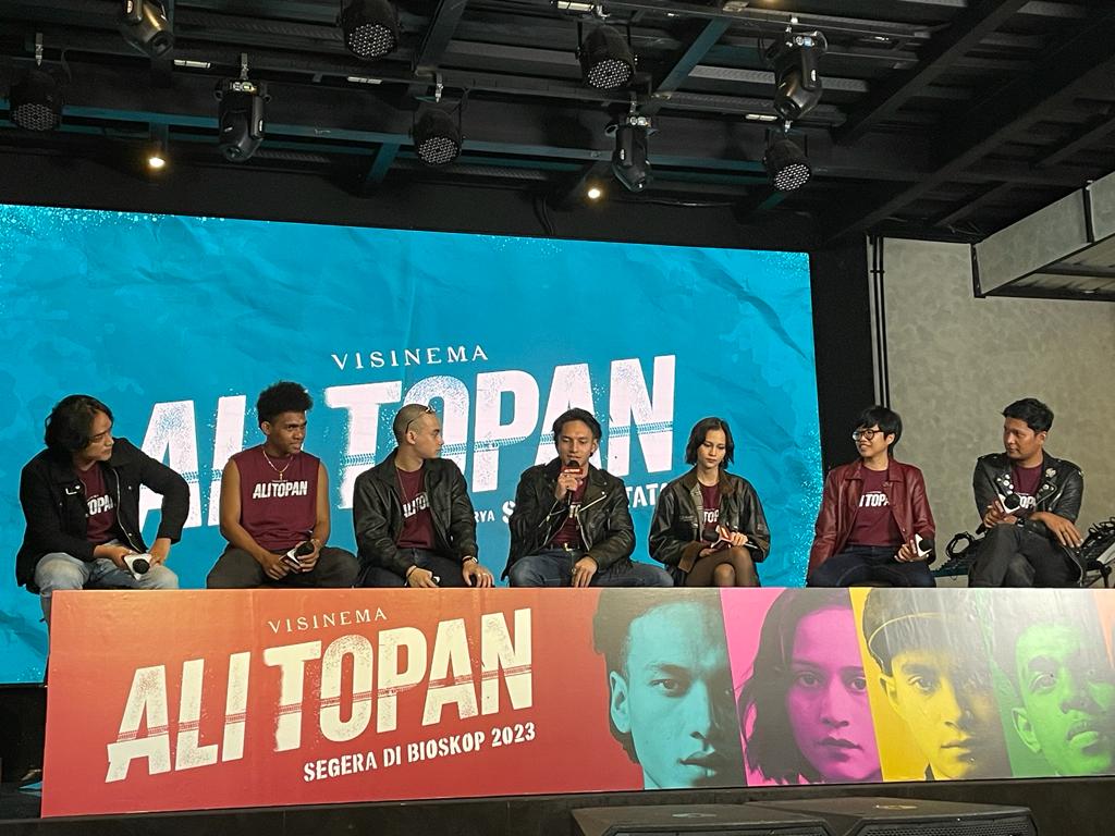 Dari kiri ke kanan: Angga Sasongko, Reza Hilman, Bebeto Leutualy, Omara Esteghlal, Jefri Nicol, Lutesha, Tersi Eva, dan Sidharta Tata