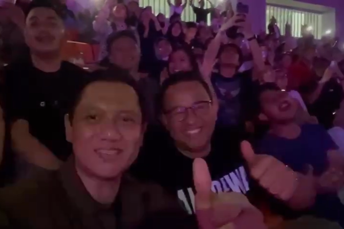 AHY dan Anies Baswedan menonton konser Dewa 19 bersama.