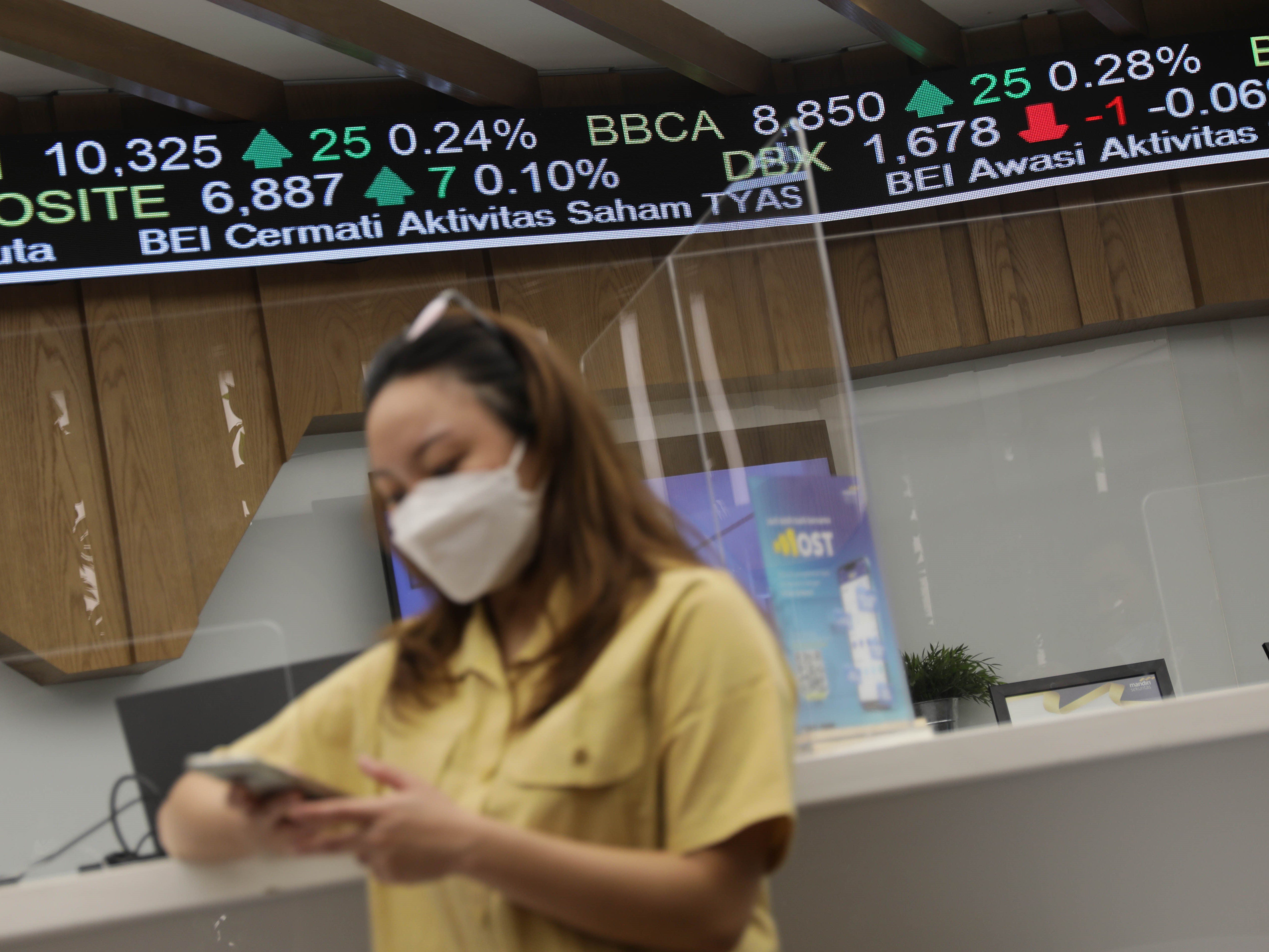 Pergerakan perdagangan harga saham di Mandiri Sekuritas, Jakarta, Senin (13/2/2023).