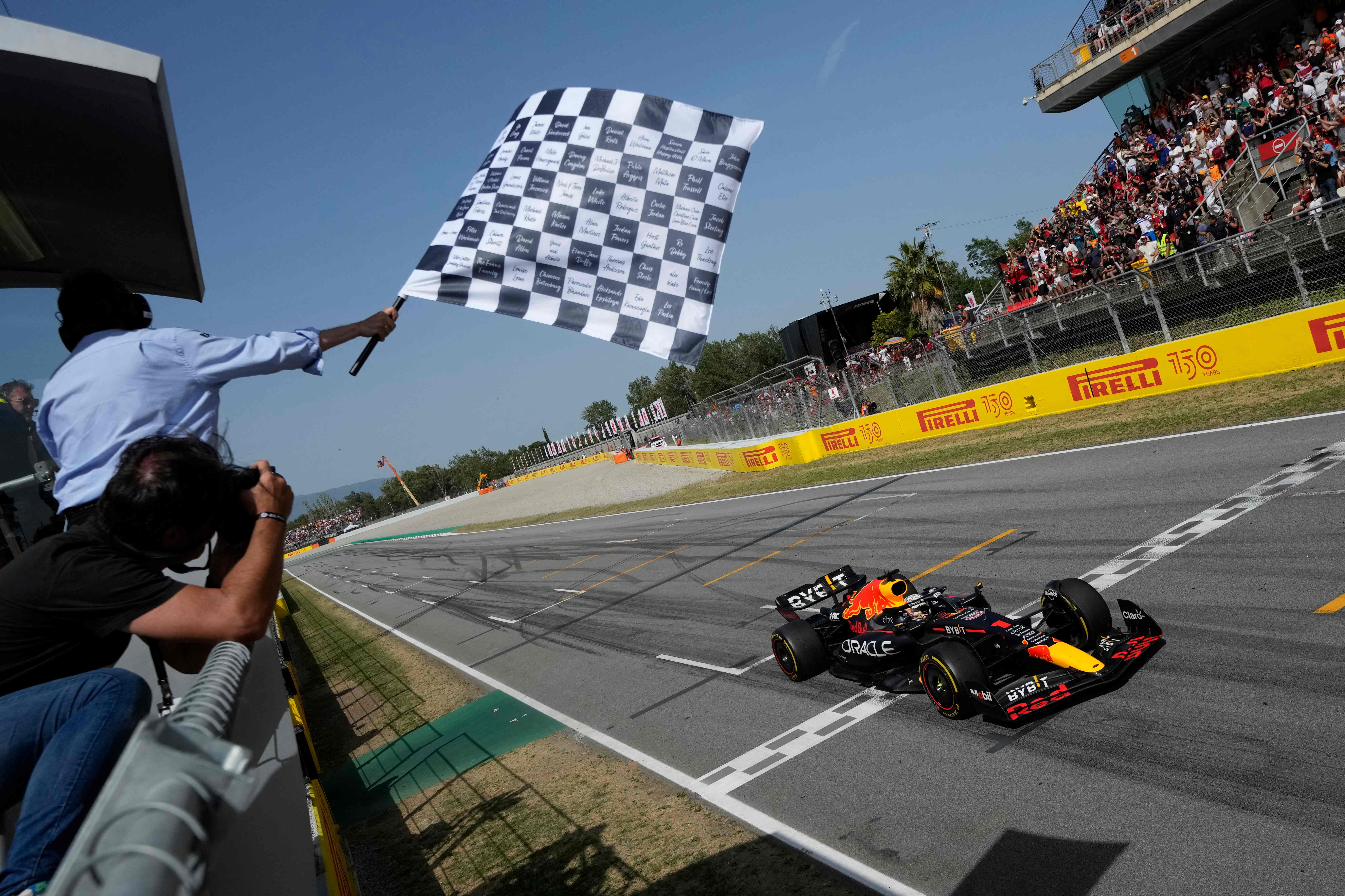 Pembalap Red Bull Max Verstappen masuk finis di Sirkuit Catalunya saat GP Spanyol, 21 Mei lalu.