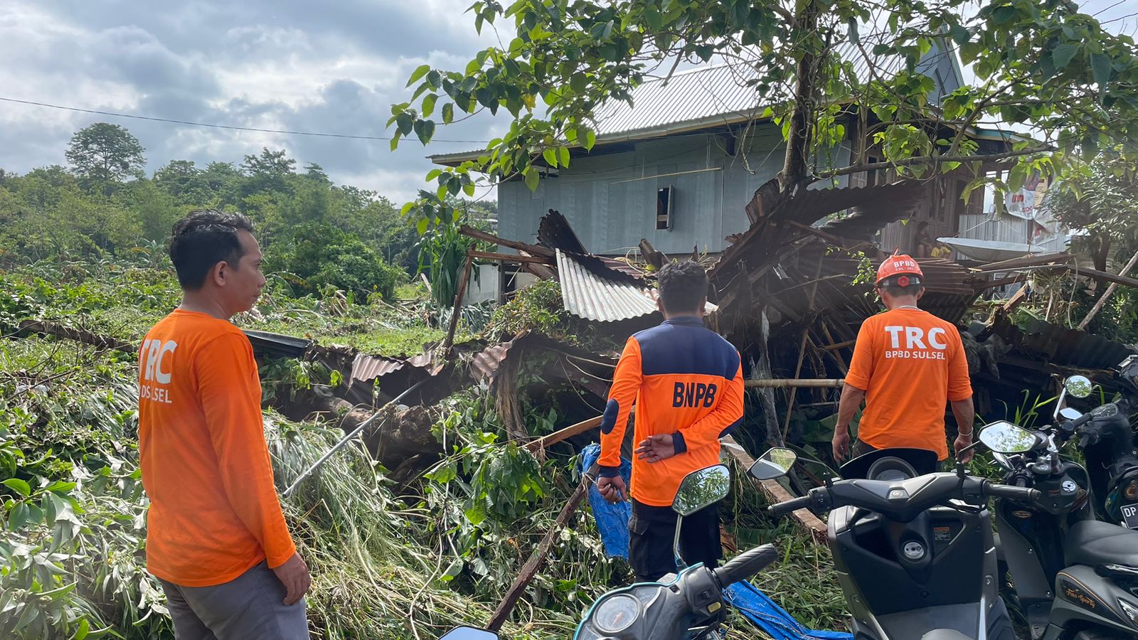 Tim BPBD turun ke lokasi bencana banjir dan tanah longsor di Kota Parepare, Sulawesi Selatan, Kamis (2/2).
