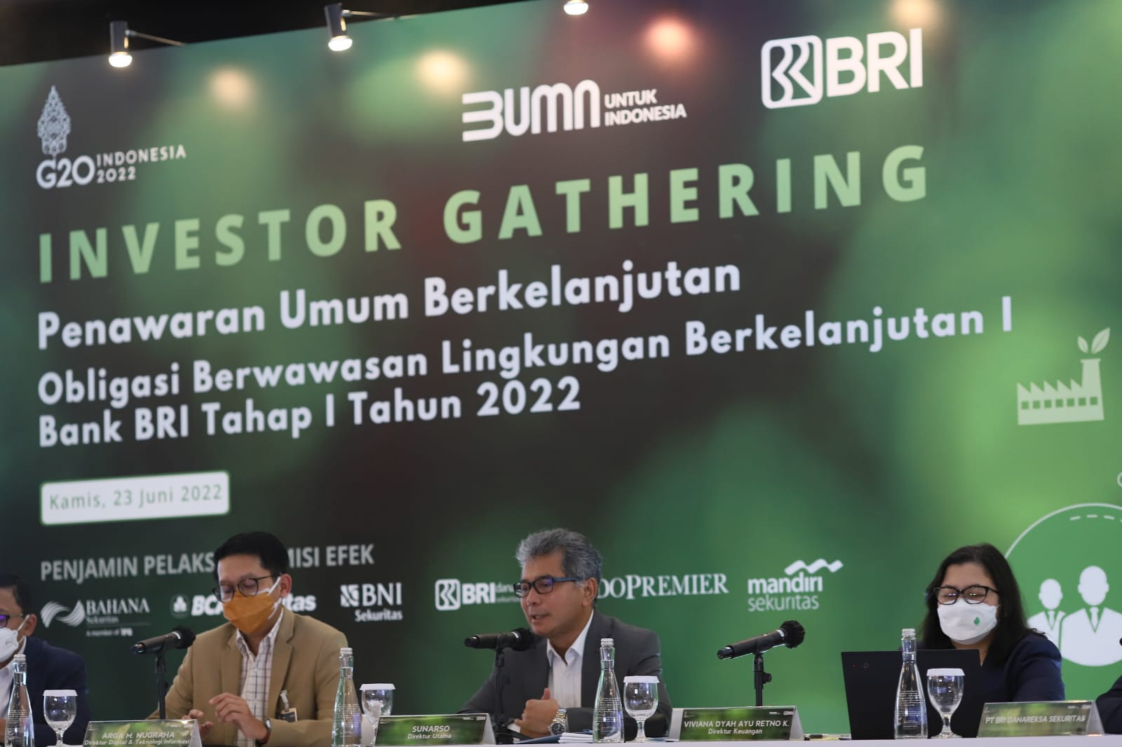 Direktur Utama BRI Sunarso (tengah) pada acara Investor Gathering di Jakarta.