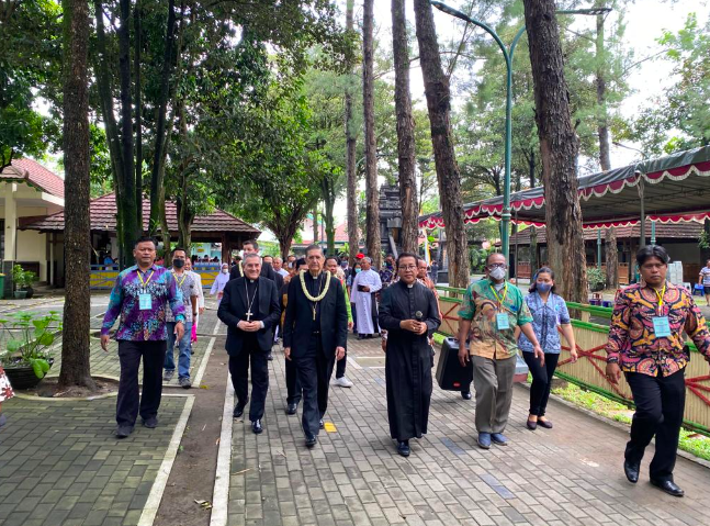 Kardinal Ayuso bersama para uskup dan pastor serta tokoh agama berdoa di depan Candi Hati Kudus Tuhan Yesus Ganjuran.