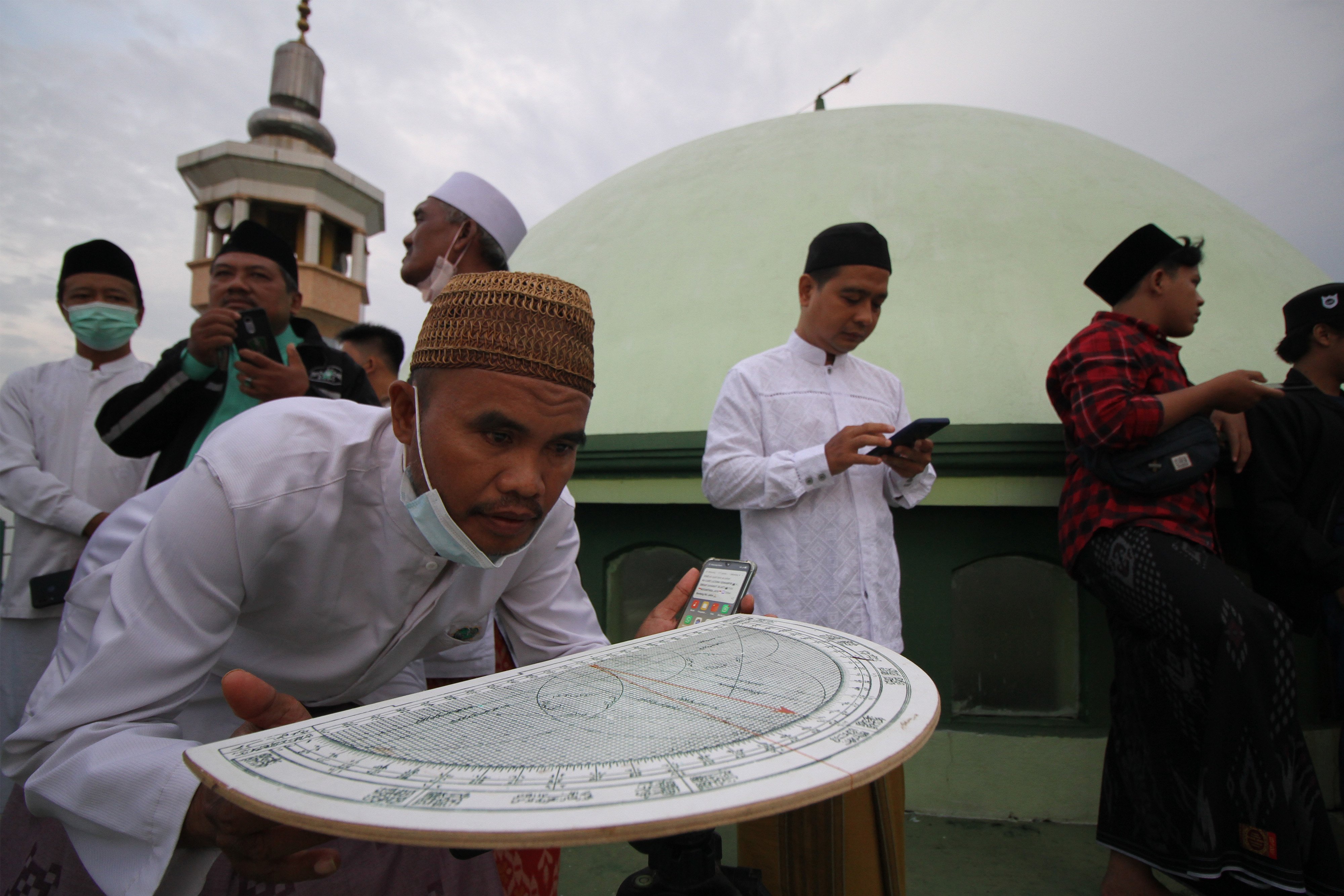 Ilustrasi proses pemantauan hilal