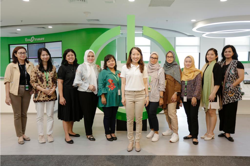 Schneider Electric mengajak talenta srikandi-srikandi Indonesia yang berbakat untuk tidak takut dalam berkarier secara profesional.