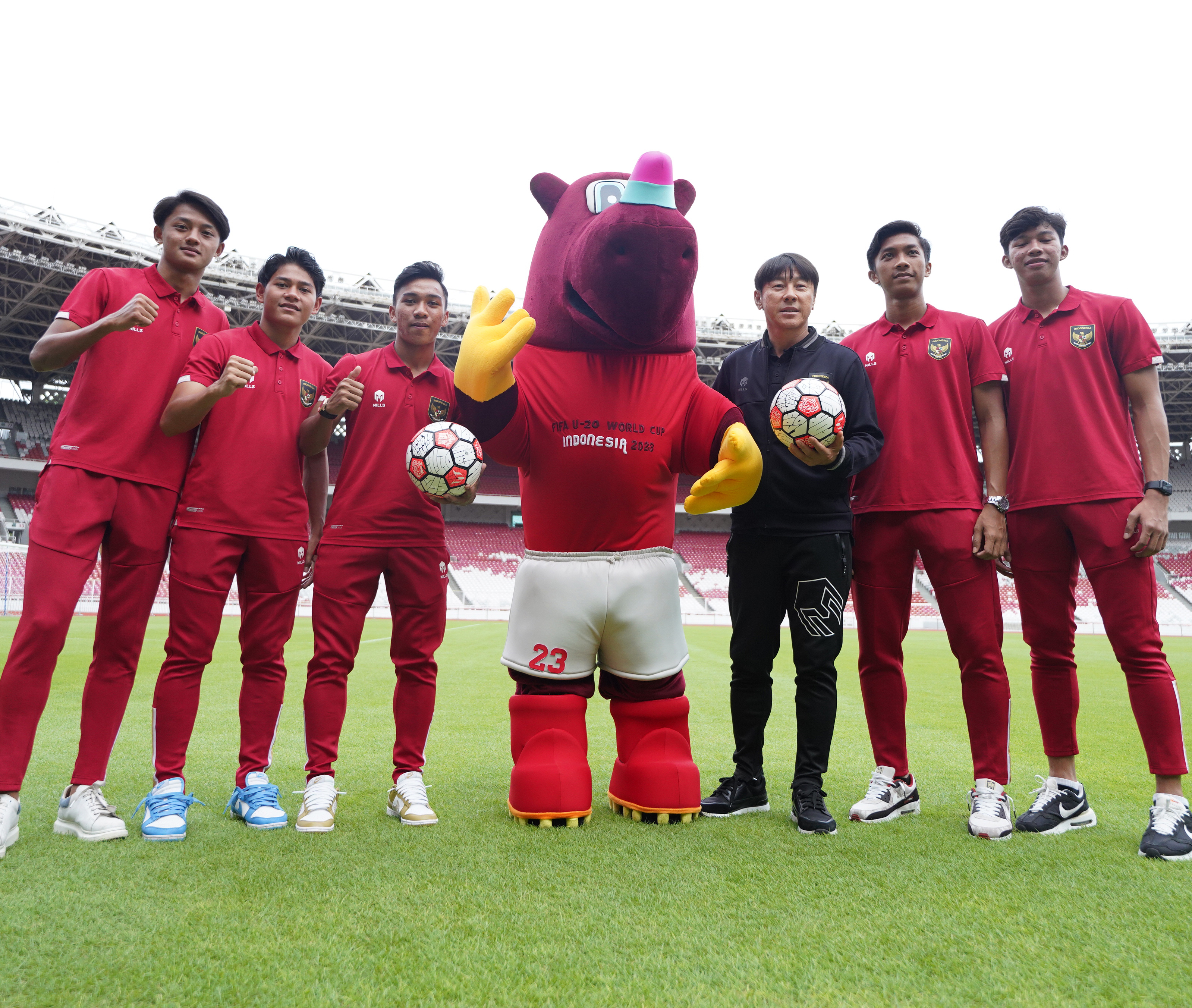 Pelatih tim U-20 Indonesia Shin Tae-yong (ketiga dari kanan) berfoto bersama pemain dan Bacuya, maskot Piala Dunia U-20 2023. 