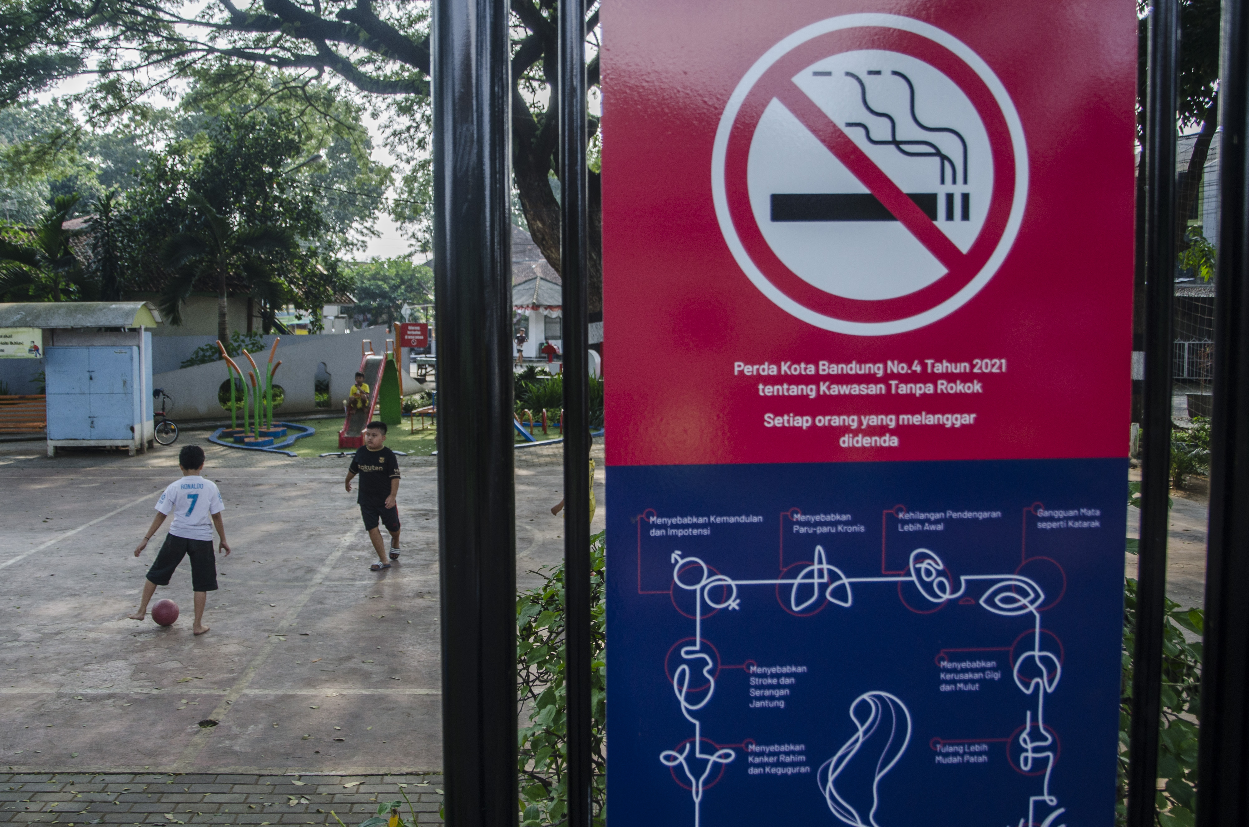 Sejumlah anak bermain di kawasan tanpa rokok Taman Tongkeng, Bandung, Jawa Barat.