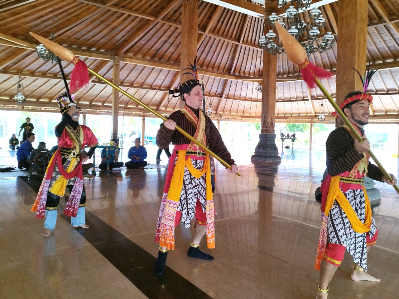 Wisatawan mancanegara ikut menari dengan aksesori lengkap membuat sensasi menari berbeda di desa wisata Nglanggeran, Gunungkidul