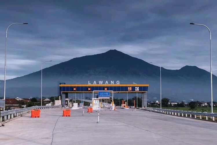 Panorama Gerbang Tol Lawang sebagai bagian dari Jalan Tol Pandaan-Malang dengan latar Gunung Arjuno