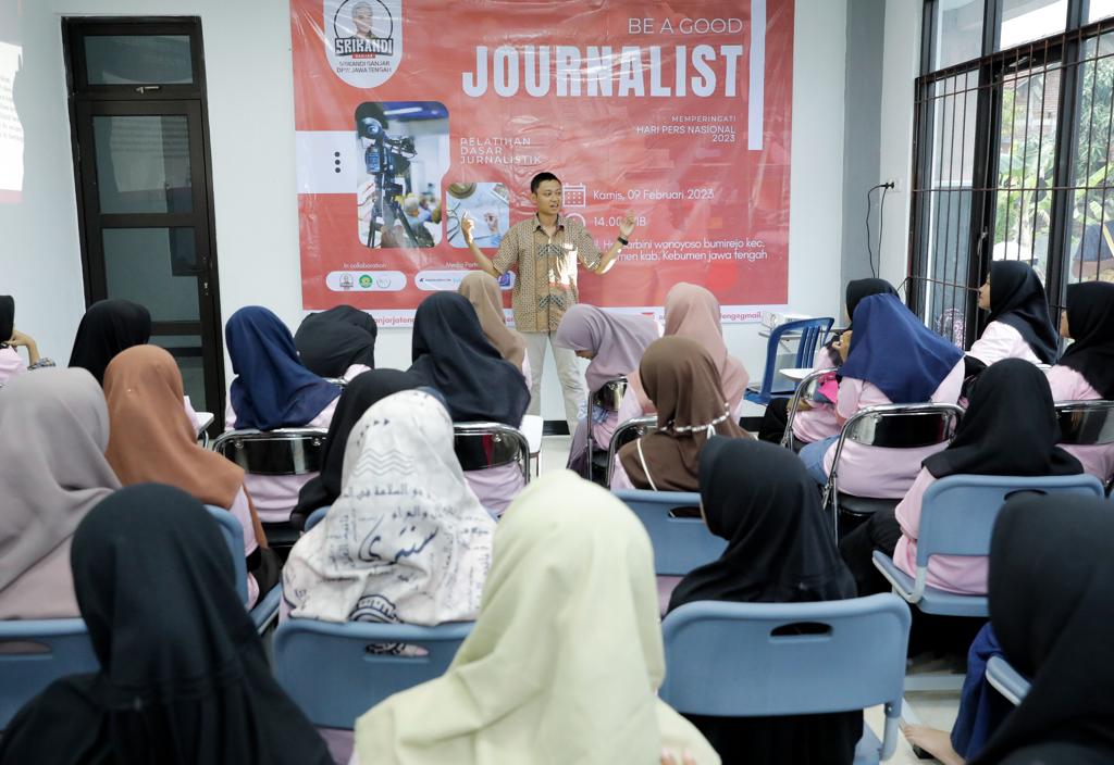 Sriakndi Ganjar Jawa Tengah (Jateng) mengajak para perempuan milenial, khususnya santriwati dan mahasiswi di daerah Kebumen, untuk menjadi s
