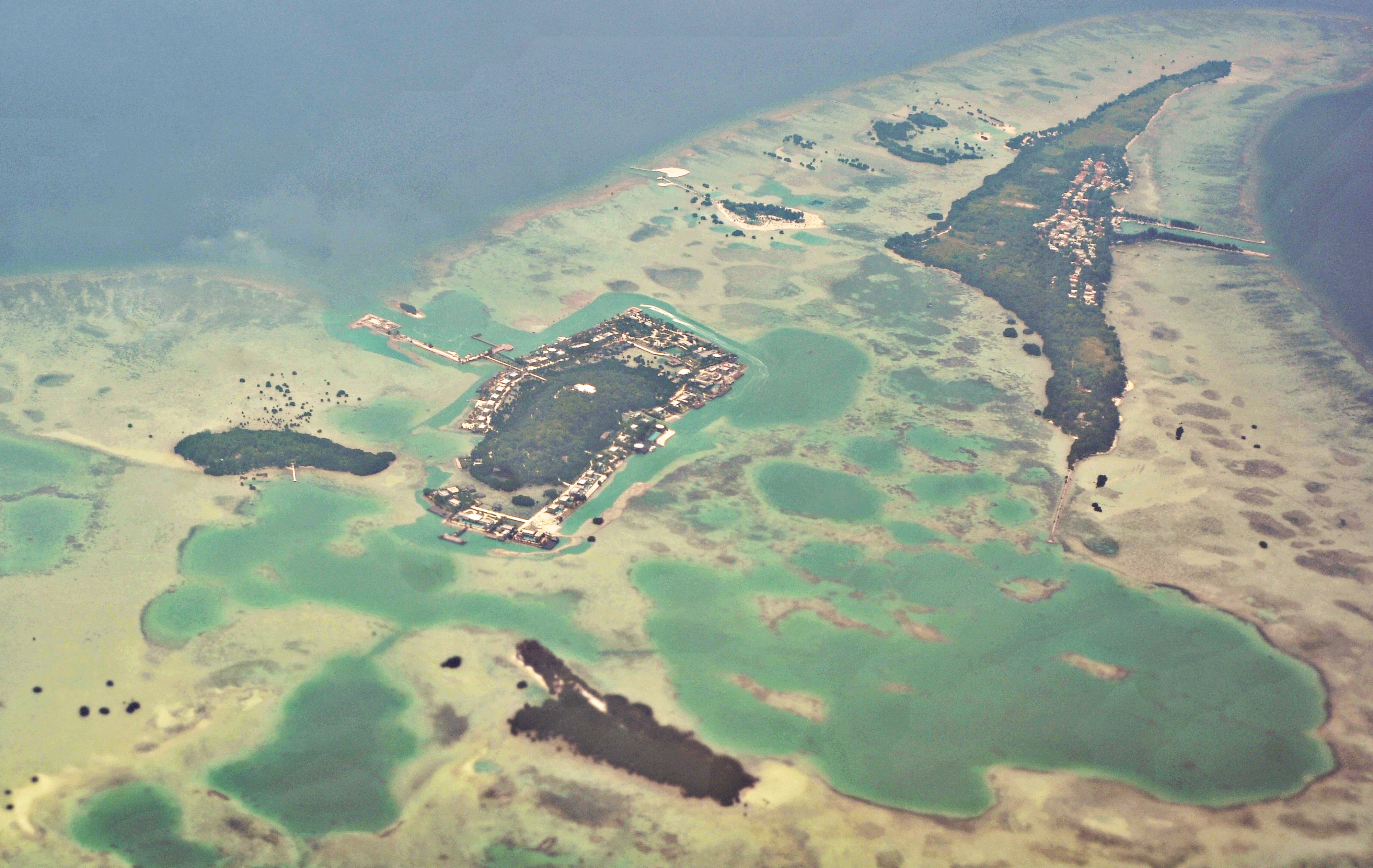 Foto udara Pulau Tengah dan Pulau Pari, gugusan Kepulauan Seribu, di perairan Laut Jawa, Jakarta.