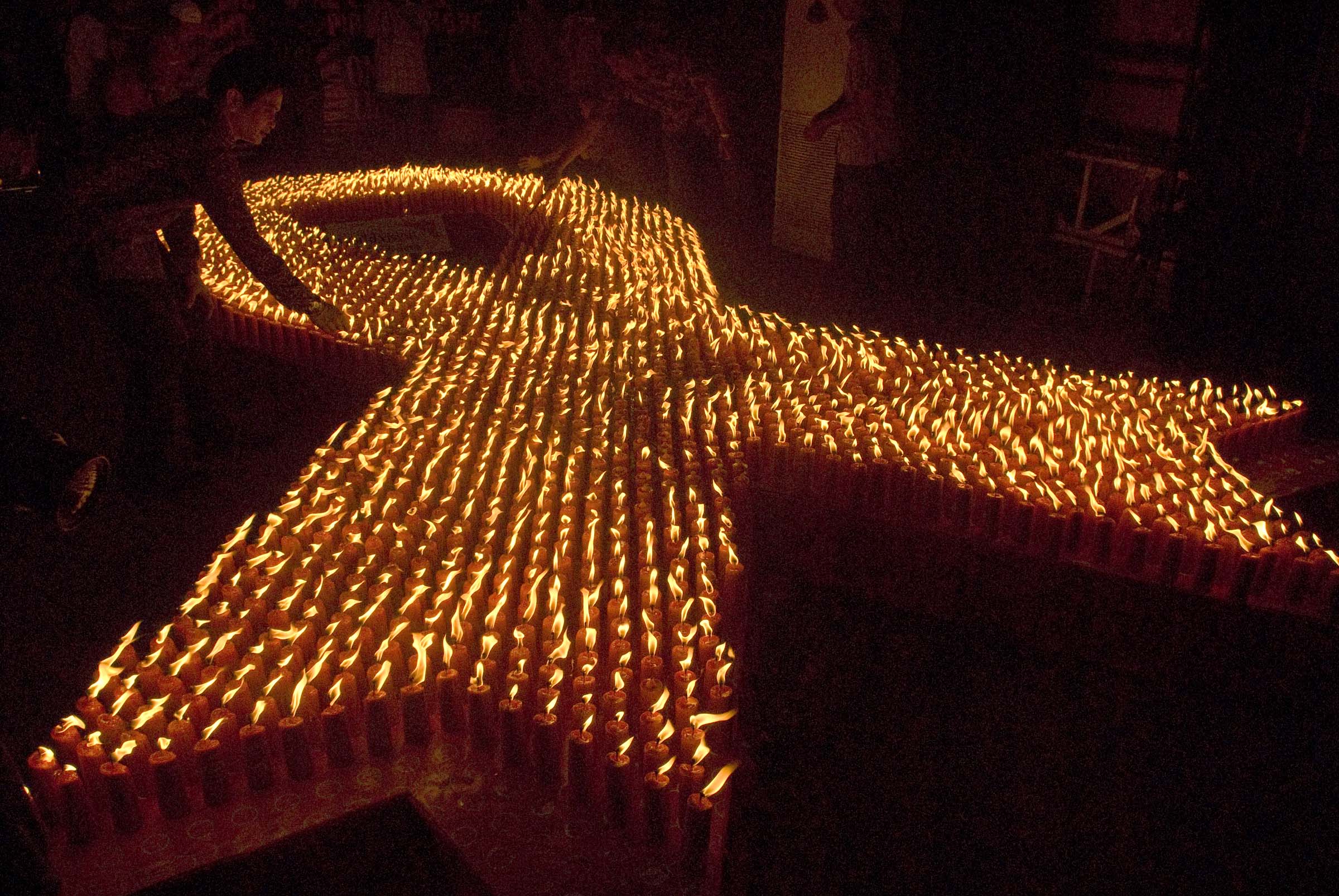 Lambang HIV/AIDS yang disusun dari ribuan lilin dalam peringatan hari HIV sedunia beberapa waktu lalu.