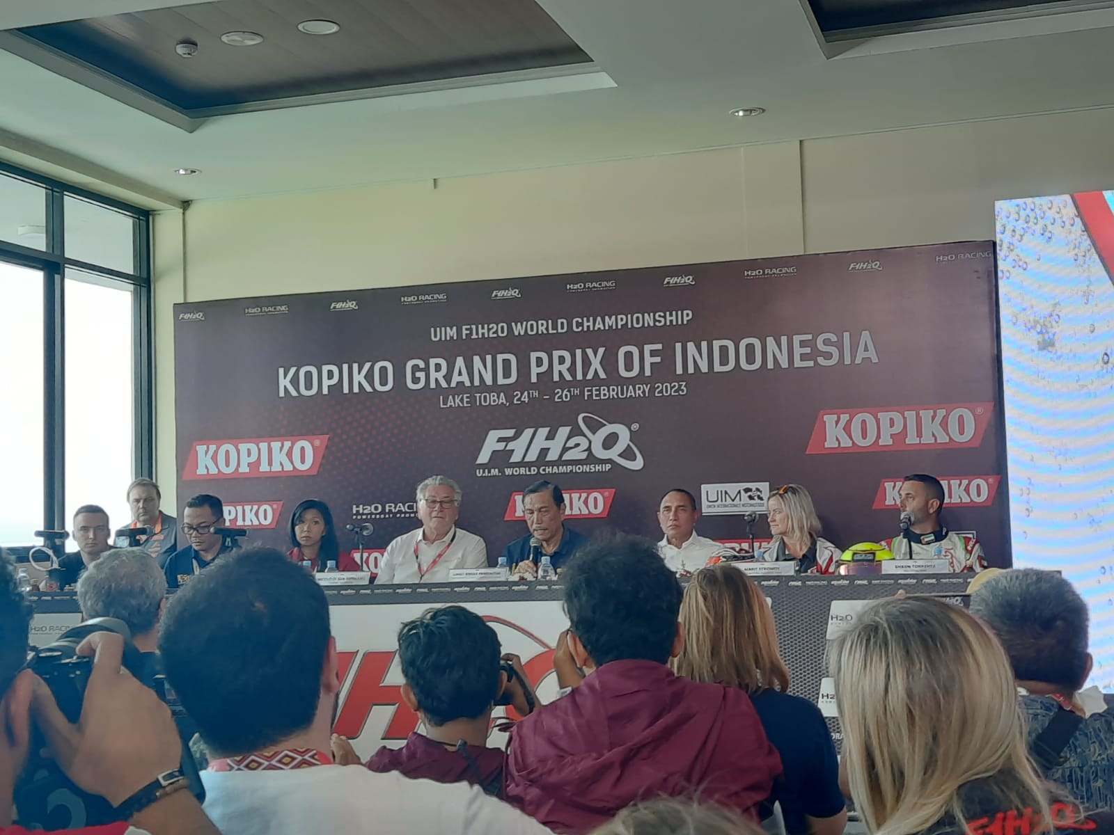 Konferensi pers Kopiko Grand Prix of Indonesia di Danau Toba, Sumatra Utara.