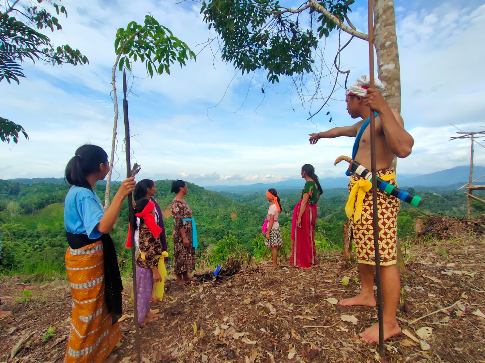 Anak-anak muda suku Dayak Meratus yang tergabung dalam Posko Meratus berkomitmen menjaga pelestarian kawasan itu