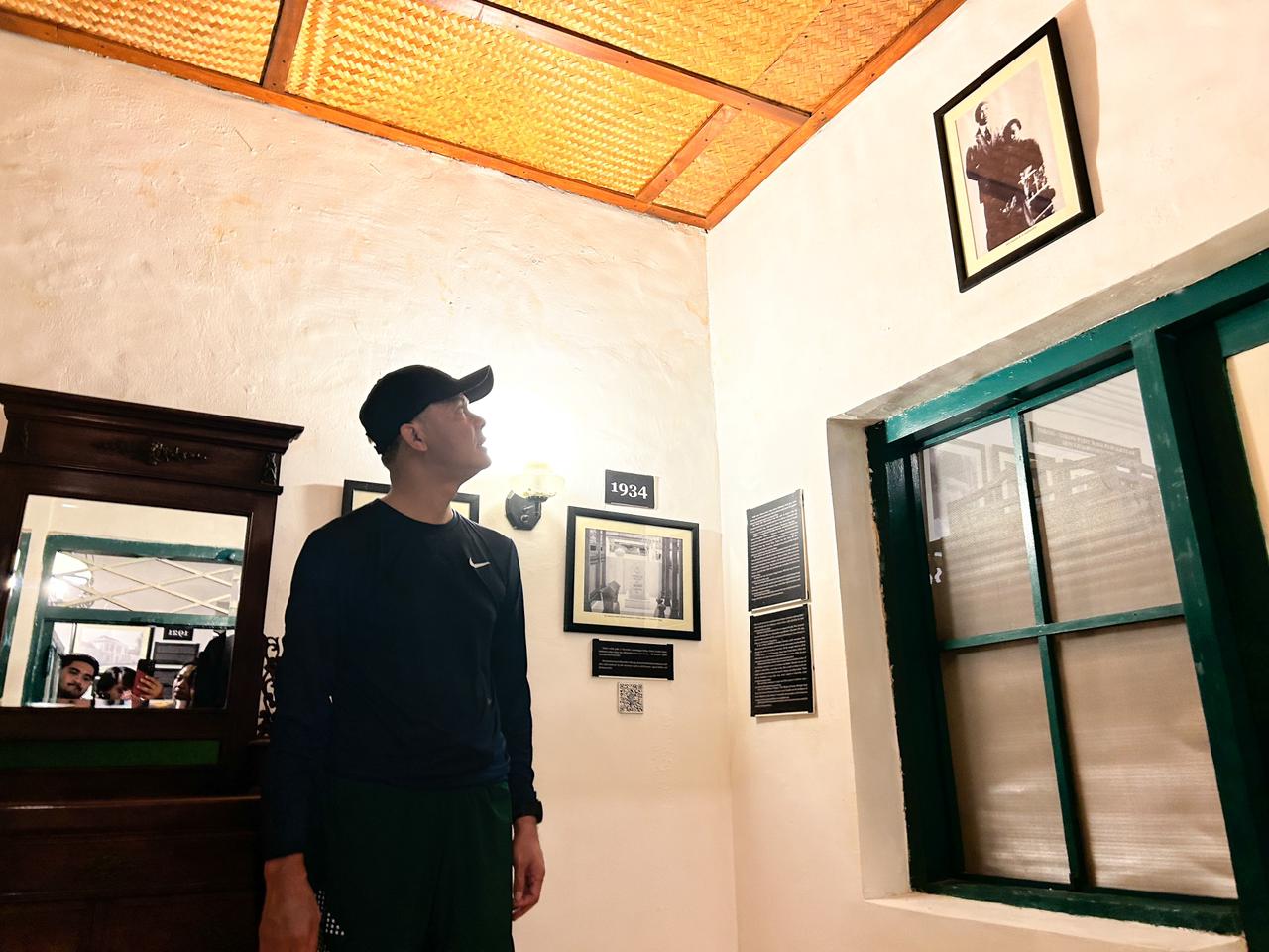 Gubernur Jateng Ganjar mengunjungi rumah kelahiran Bung Karno di Jalan Pandean IV No.40 Peneleh, Genteng, Surabaya, Jatim, Sabtu (18/2/2023