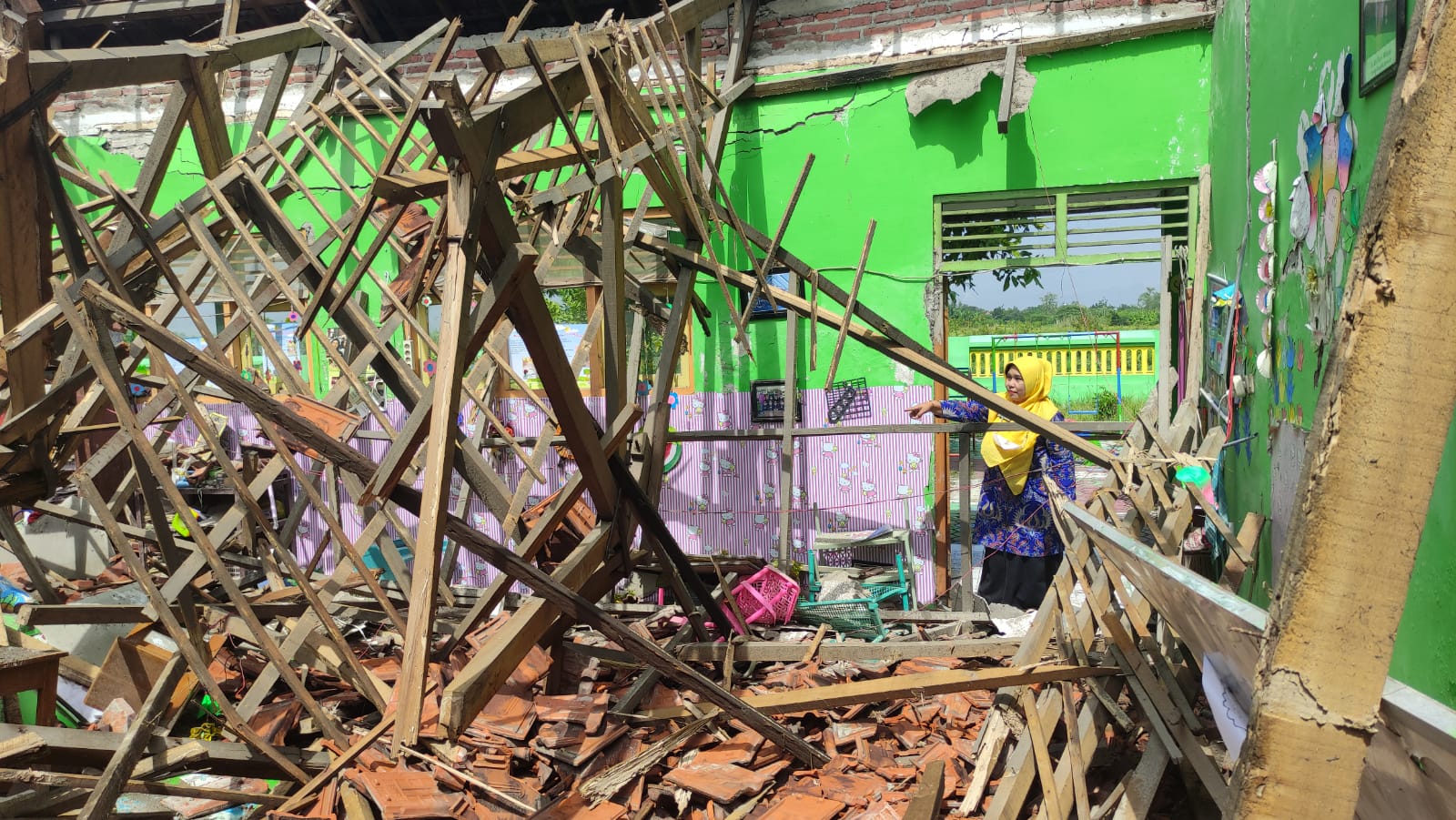 Dua ruang kelas TK Dharma Wanita dan satu ruang Sekolah Dasar Negeri (SDN) di Desa Popoh Kecamatan Wonoayu ambruk, Kamis (16/2/2023)