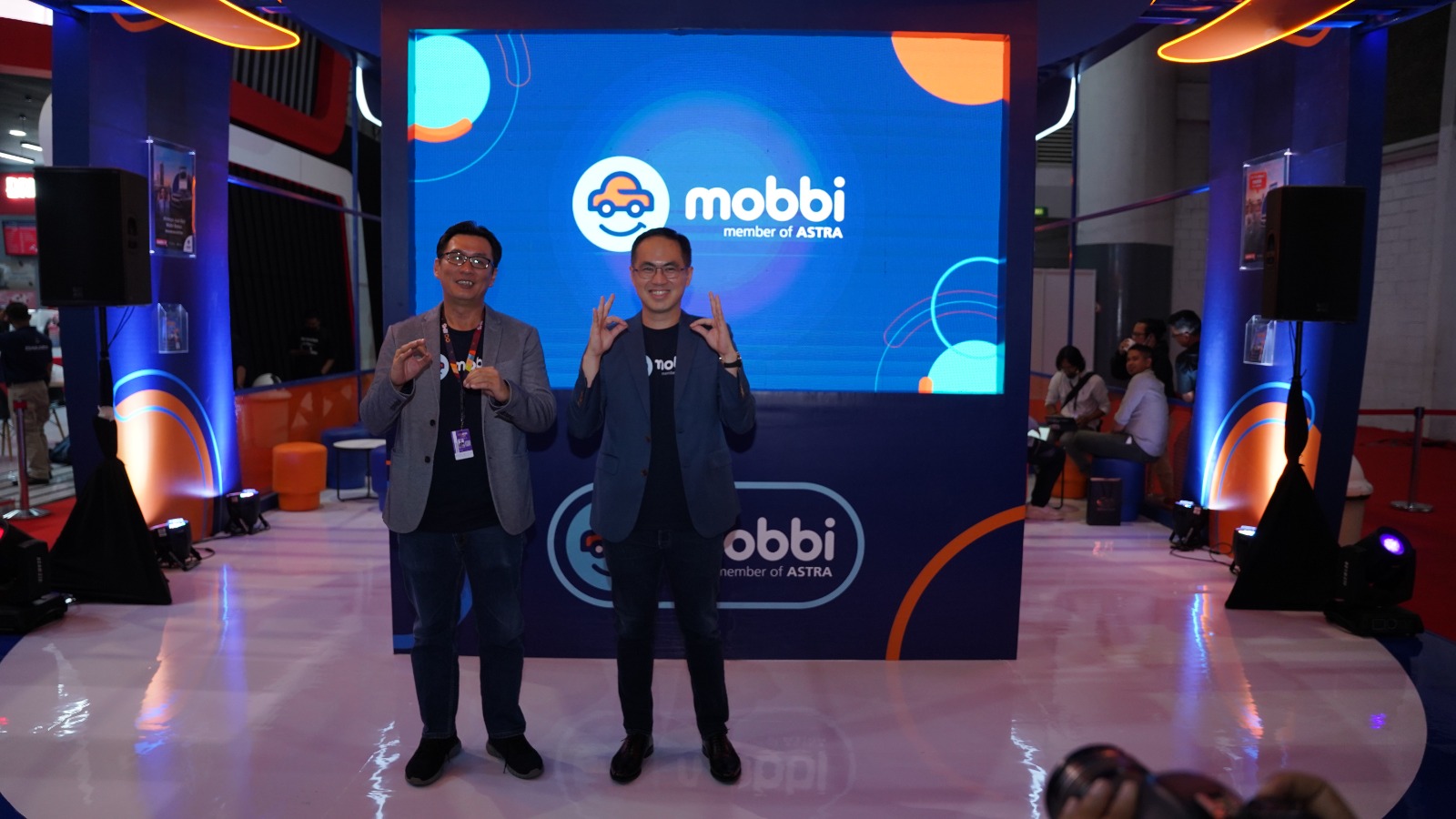 Grup Astra memperkenalkan platform digital jual beli mobil, mobbi, yang menjadi mitra pameran IIMS 2023 di Jakarta, Kamis (16/2). 