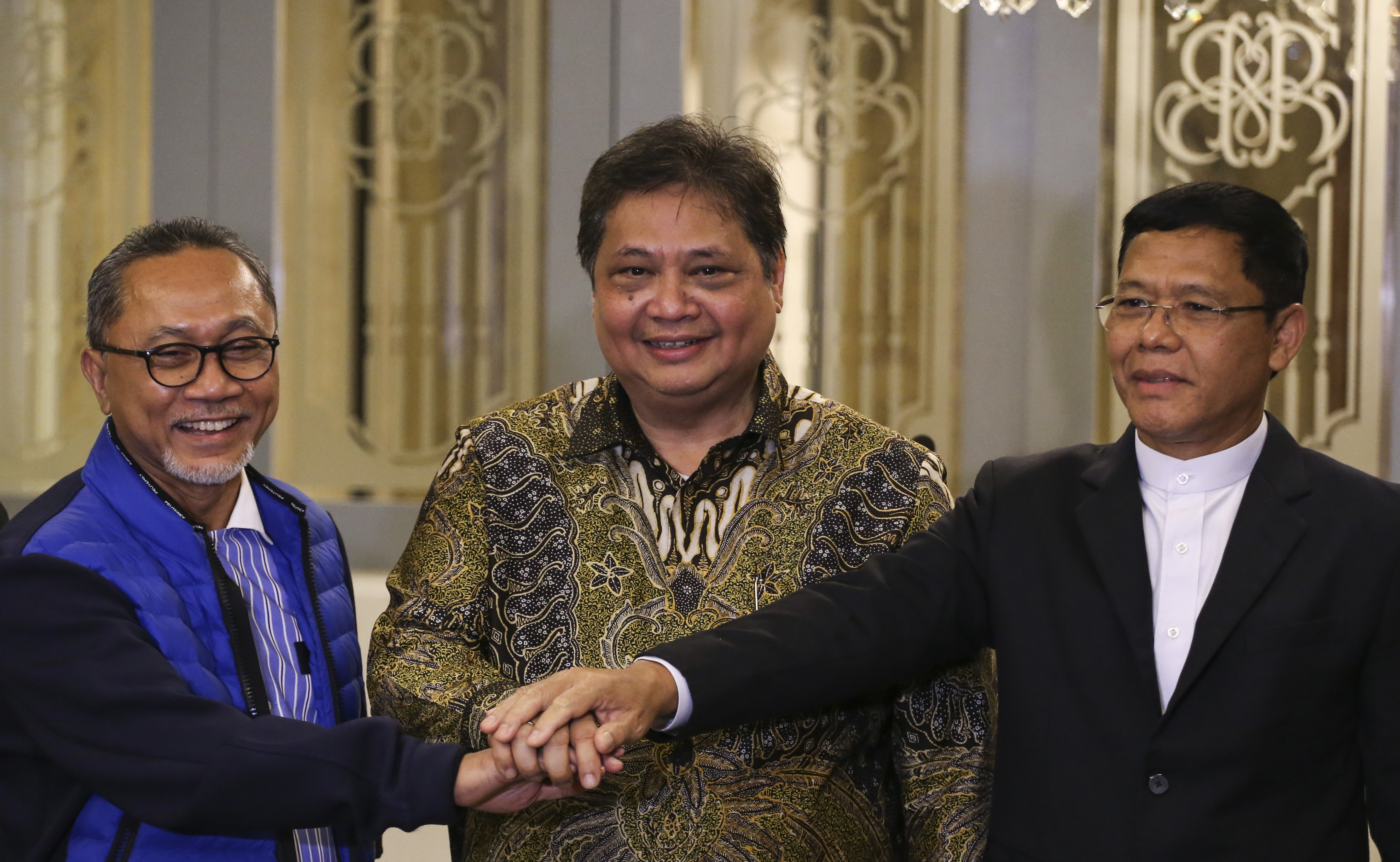 Ketum PAN Zulkifli Hasan (kiri), bertumpu tangan dengan Ketua Umum Partai Golkar Airlangga Hartarto (tengah) dan Plt Ketua Umum PPP Mardiono