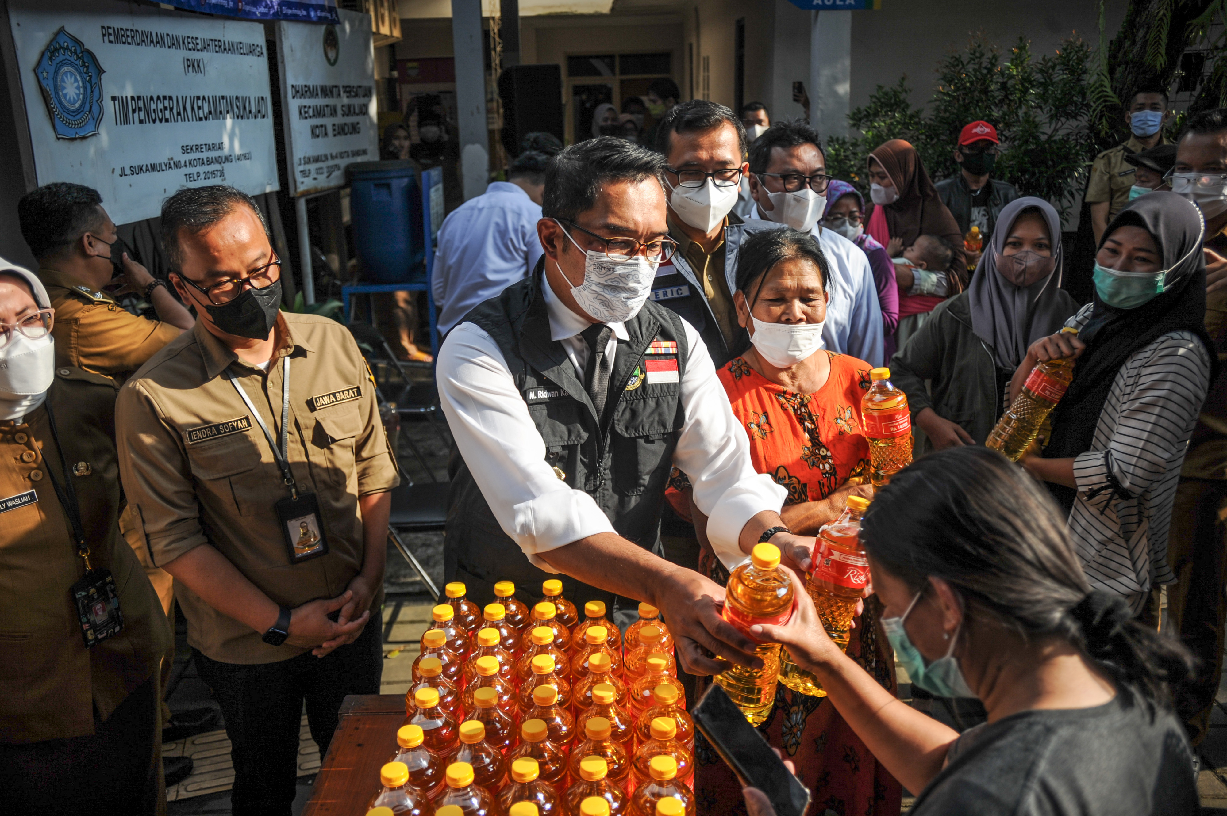 Gubernur Jawa Barat Ridwan Kamil saat meninjau operasi pasar bahan pokok murah di Bandung, beberapa waktu lalu.