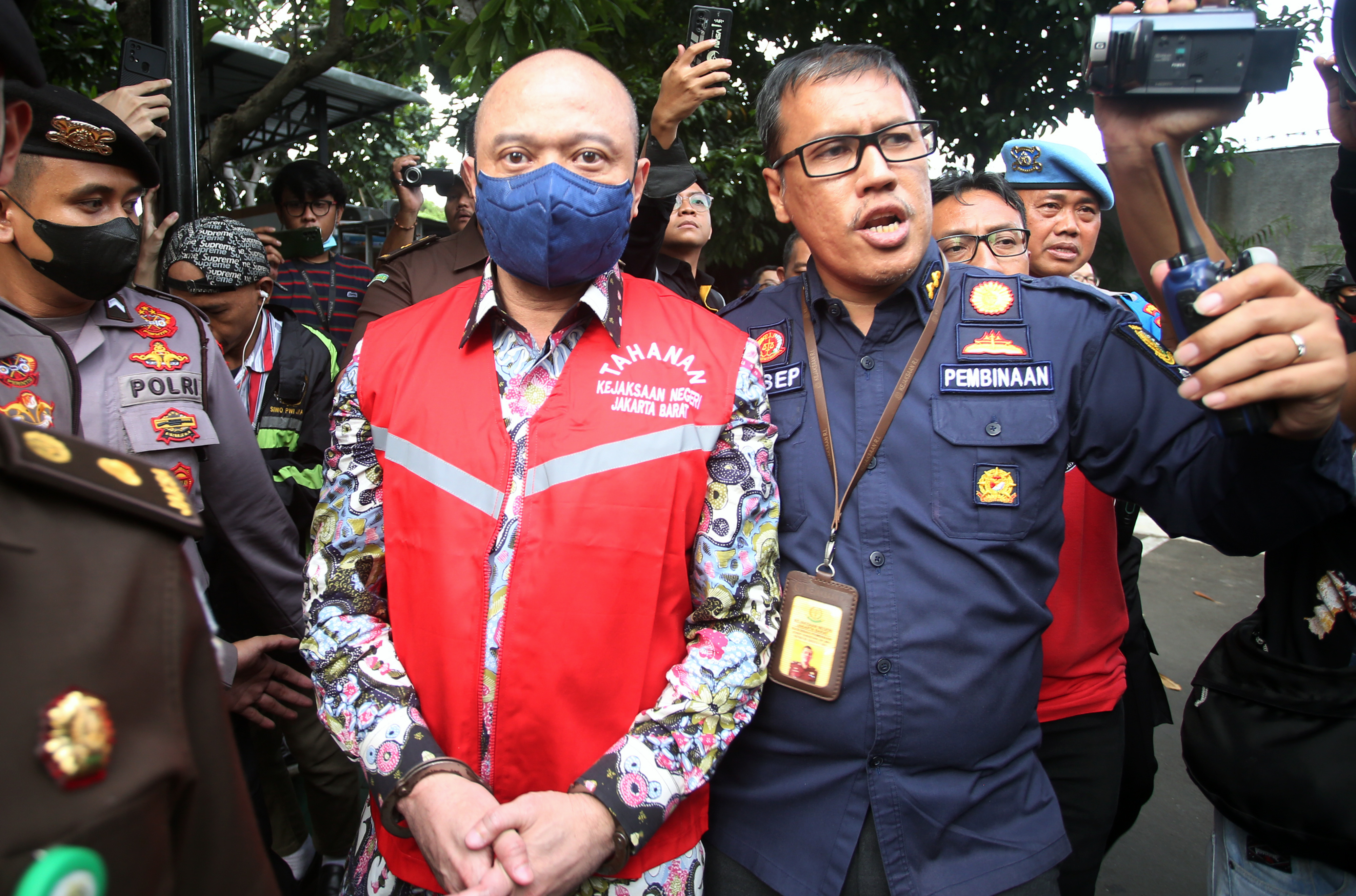  Petugas Kejaksaan menggiring tersangka kasus kejahatan narkoba Irjen Pol Teddy Minahasa (tengah) 