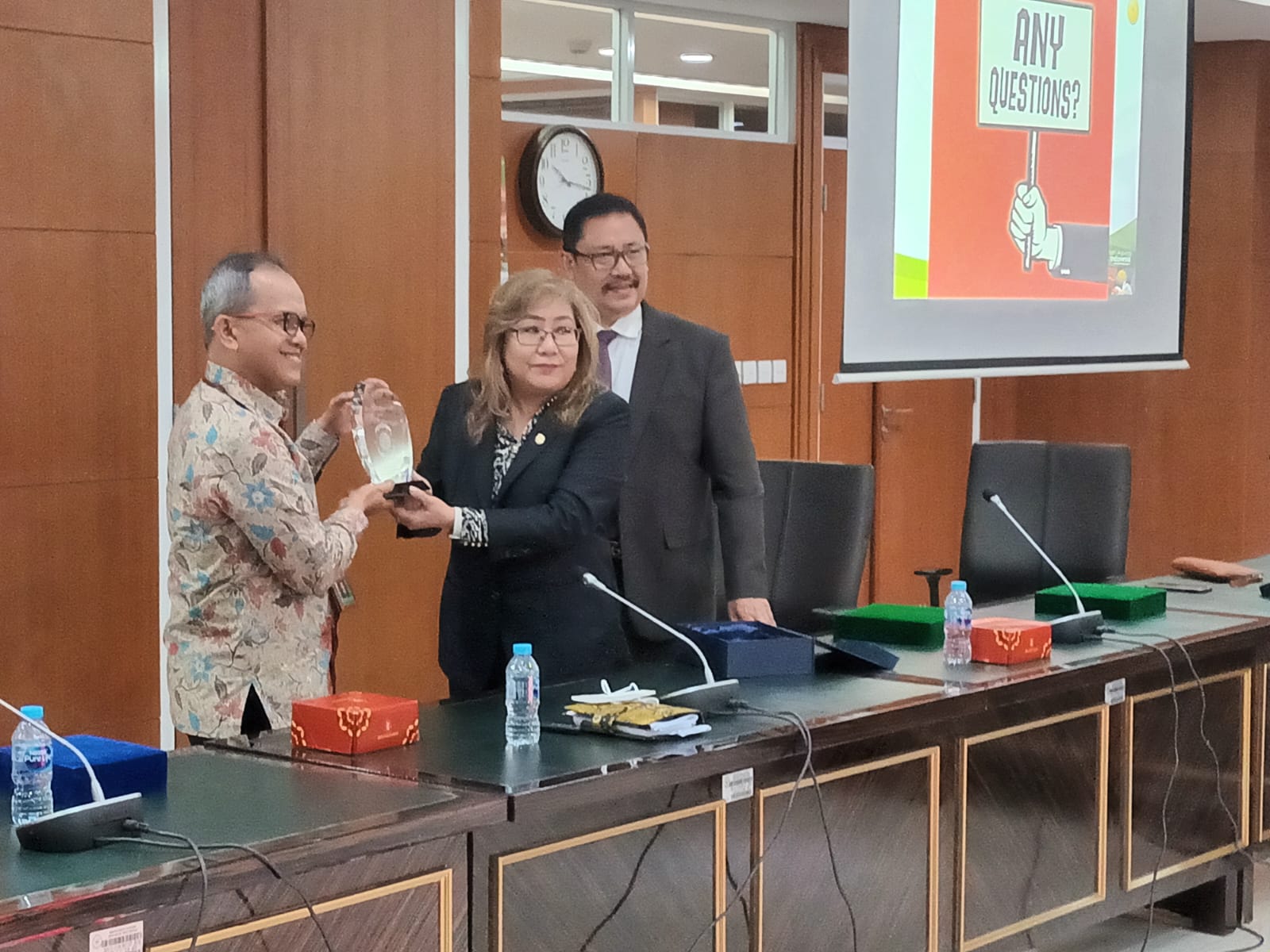 Panitera Muda Perdata MA Ennid Hasanuddin (kiri) bersama President of MB Karen Cheah Yee Lynn dan Wakil Ketua Umum DPN Peradi Sutrisno