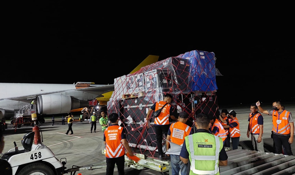 Logistik ajang balap motor WSBK tiba di Bandara Lombok menggunakan peswat Qantas Airways pada Senin (27/2) malam.