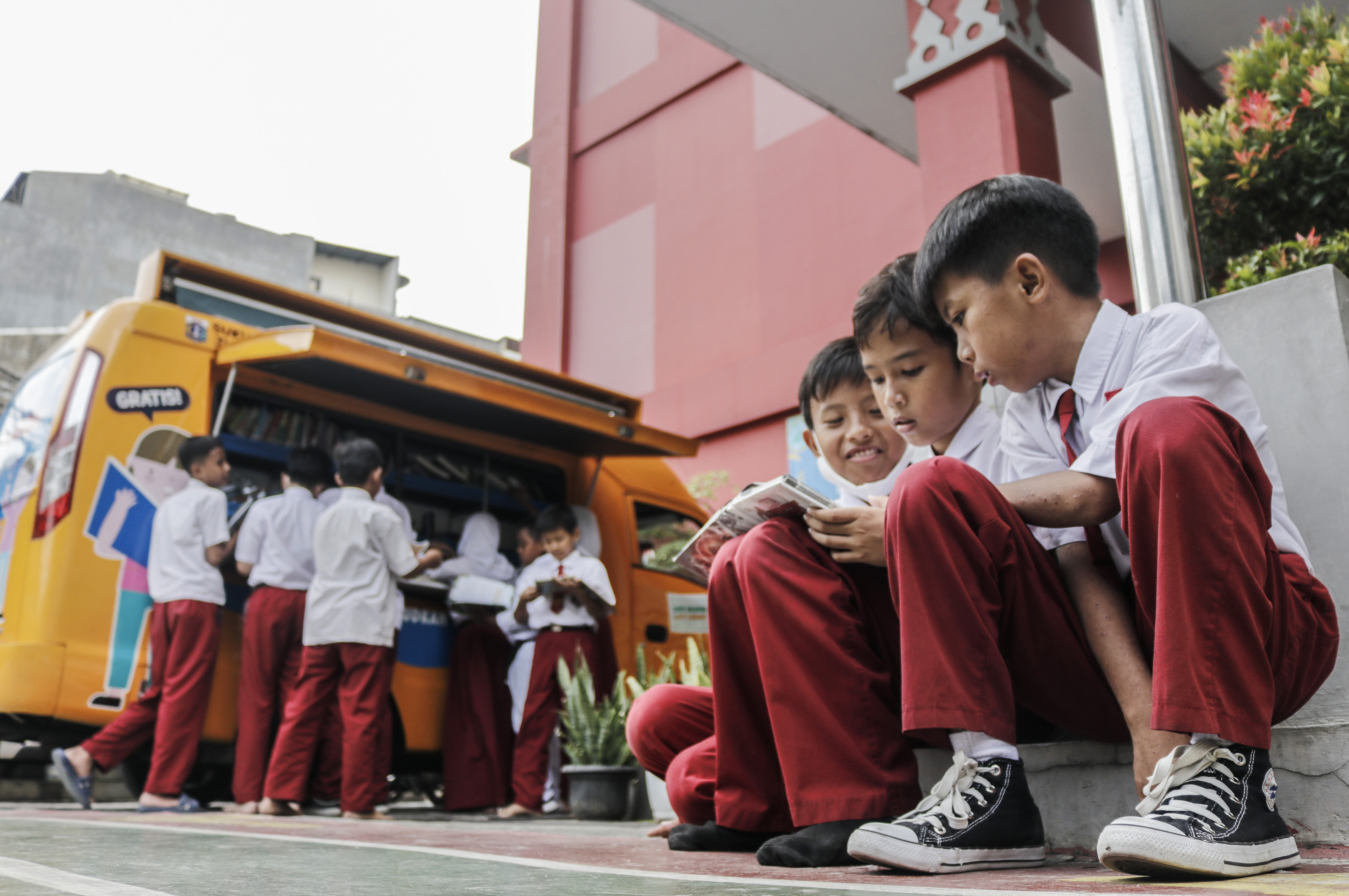 Siswa membaca buku saat kegiatan perpustakaan keliling di SD wilayah Jakarta.