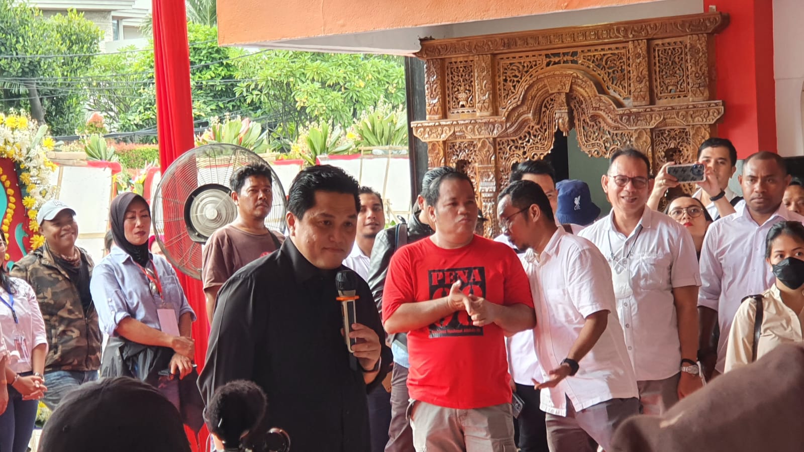 Menteri BUMN Erick Thohir  saat menghadiri peresmian kantor Graha PENA 98 milik Persatuan Nasional Aktivis 98 (PENA) di Jl Cokroaminoto 115 