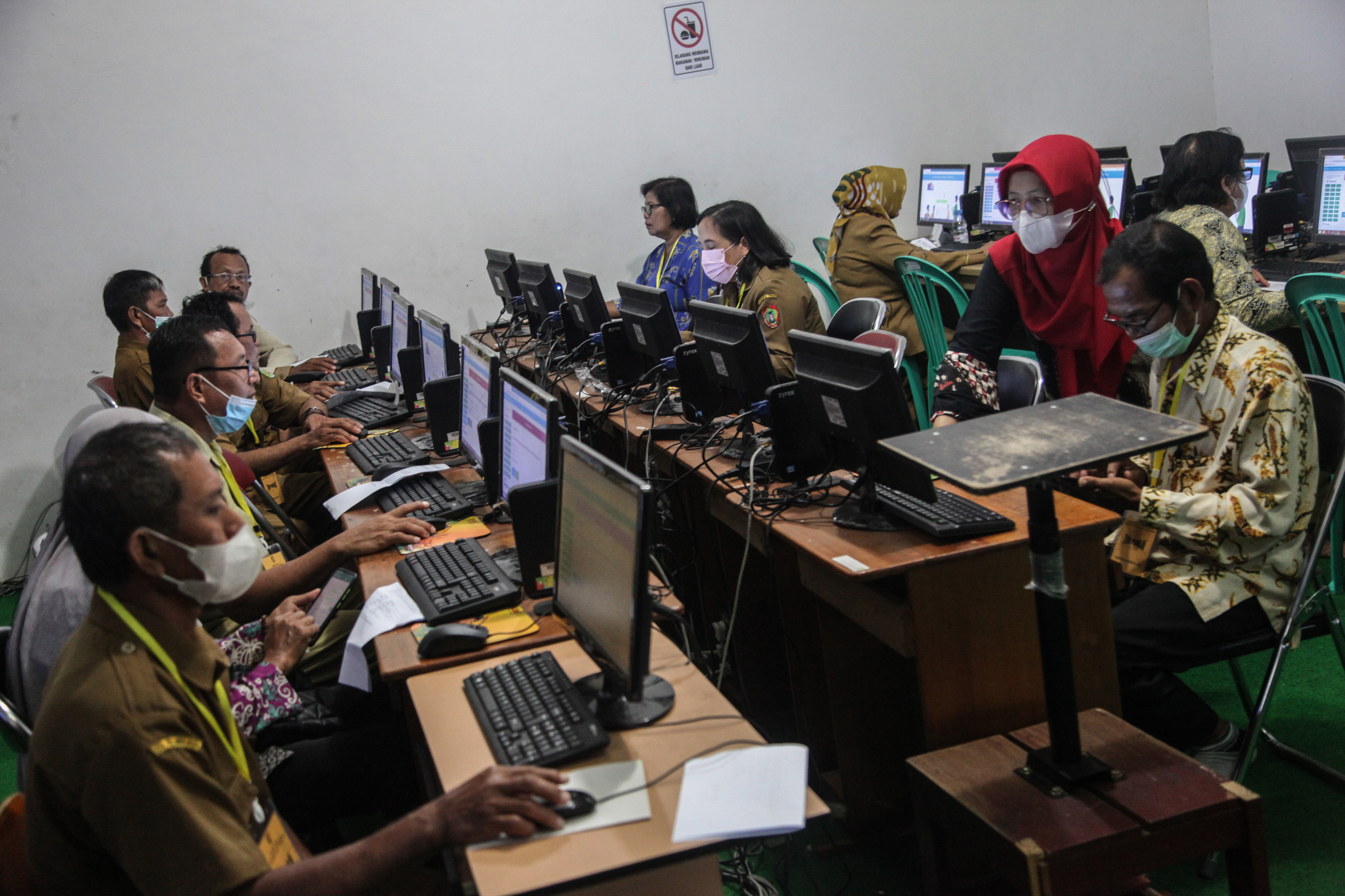 Sejumlah guru honorer mengikuti ujian seleksi kompetensi calon Pegawai Pemerintah dengan Perjanjian Kerja (PPPK) Guru tahun 2022