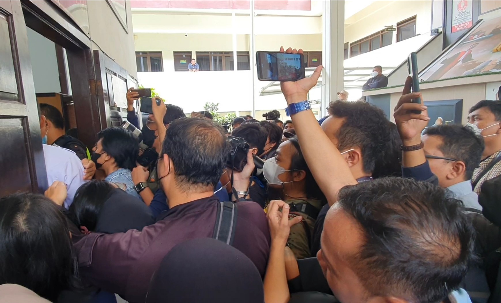 Momen pengunjung berdesak-desakan masuk ruang sidang Bharada E di Pengadilan Negeri Jakarta Selatan, Rabu (15/2). 