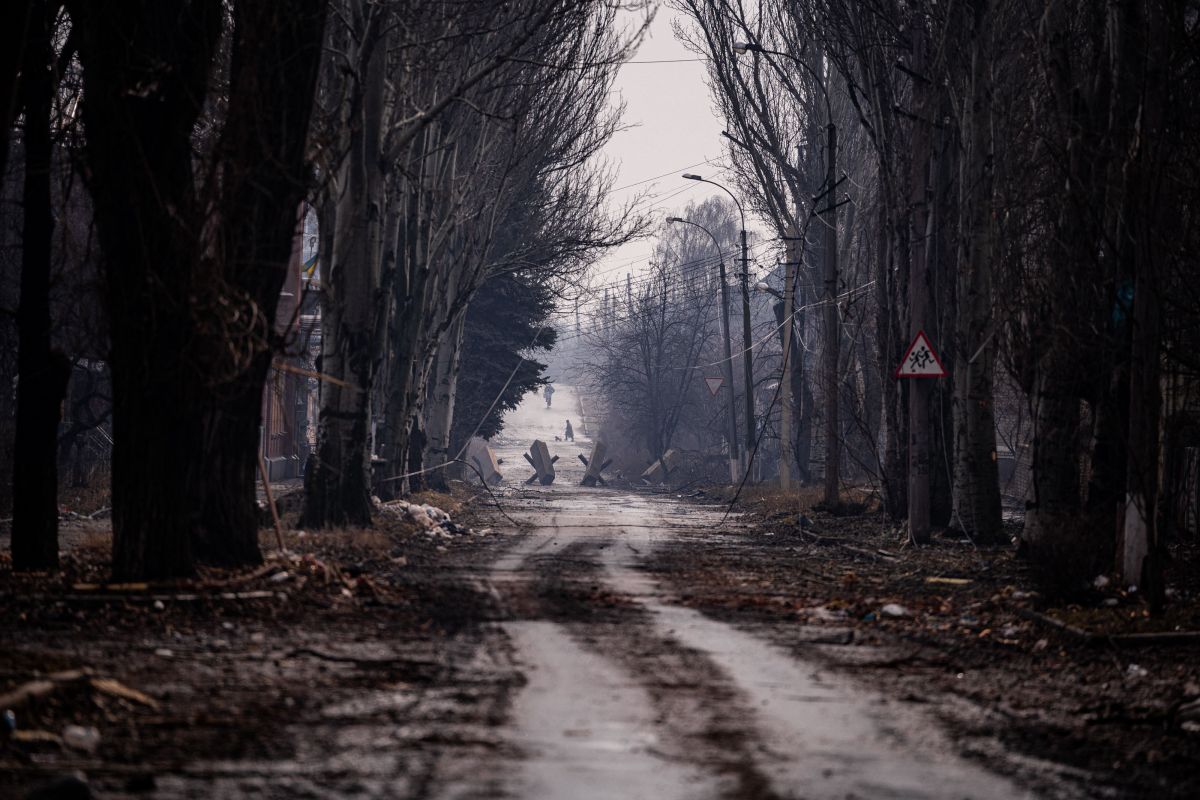 Jalanan di Kota Bakhmut, Ukraina terlihat kosong saat kota itu dikepung pasukan Rusia.