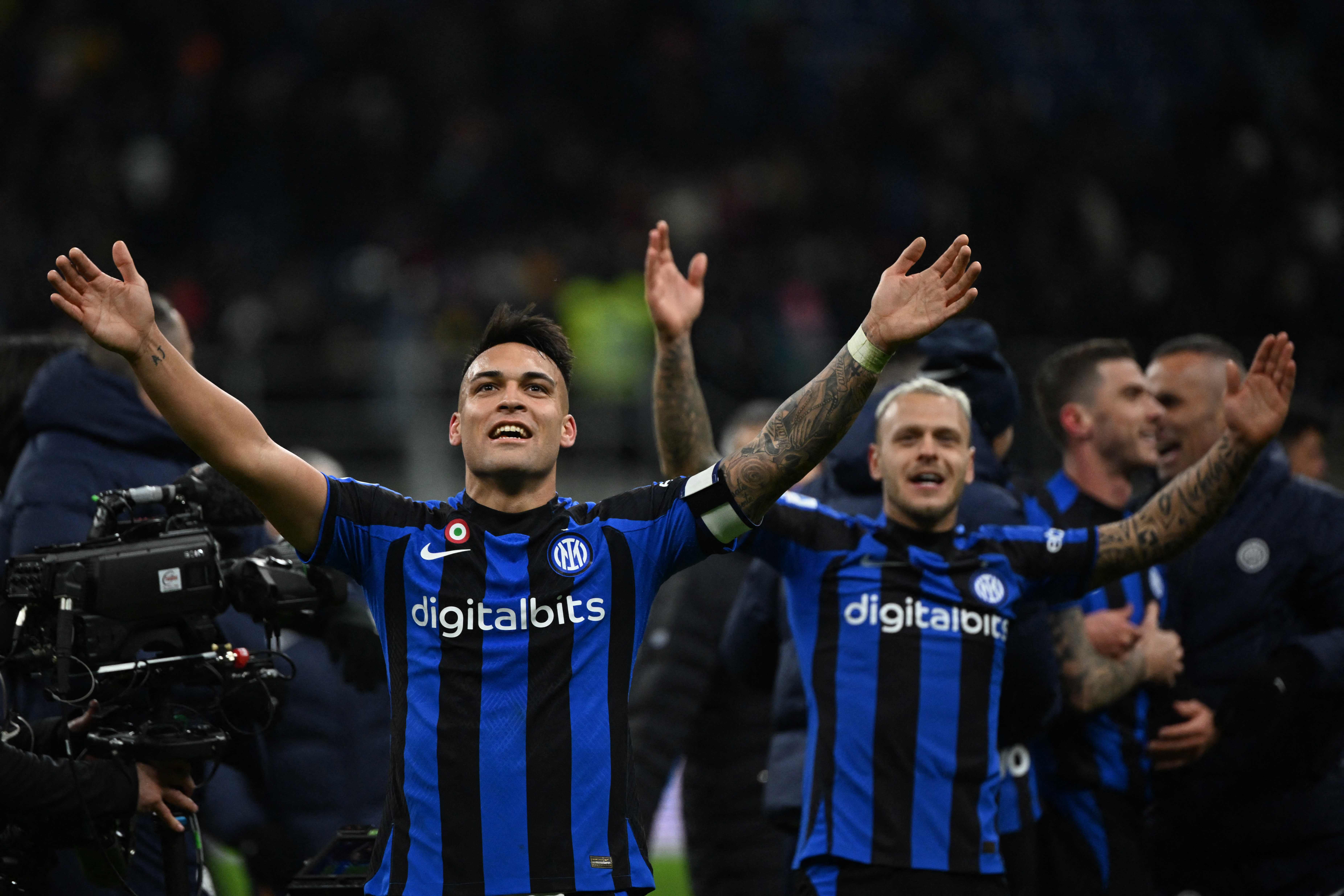 Pemain Inter Milan Lautaro Martinez (kanan) melakukan selebrasi