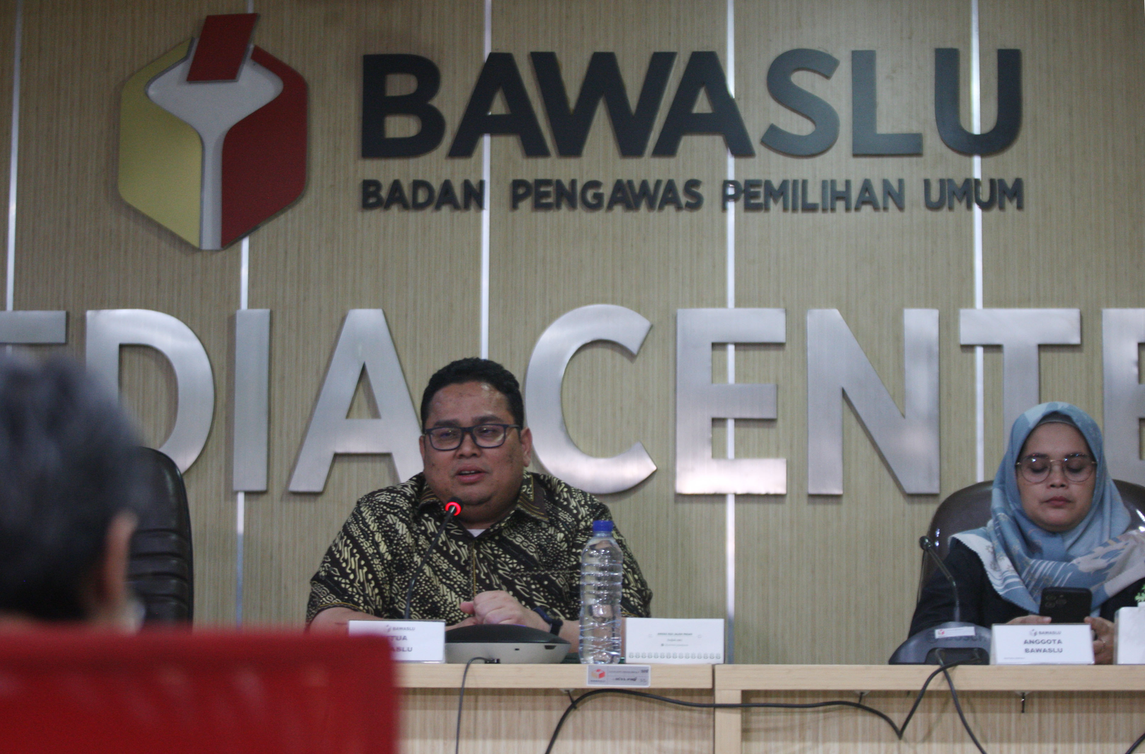 Ketua Bawaslu RI (Badan Pengawas Pemilu), Rahmat Bagja (kiri) 