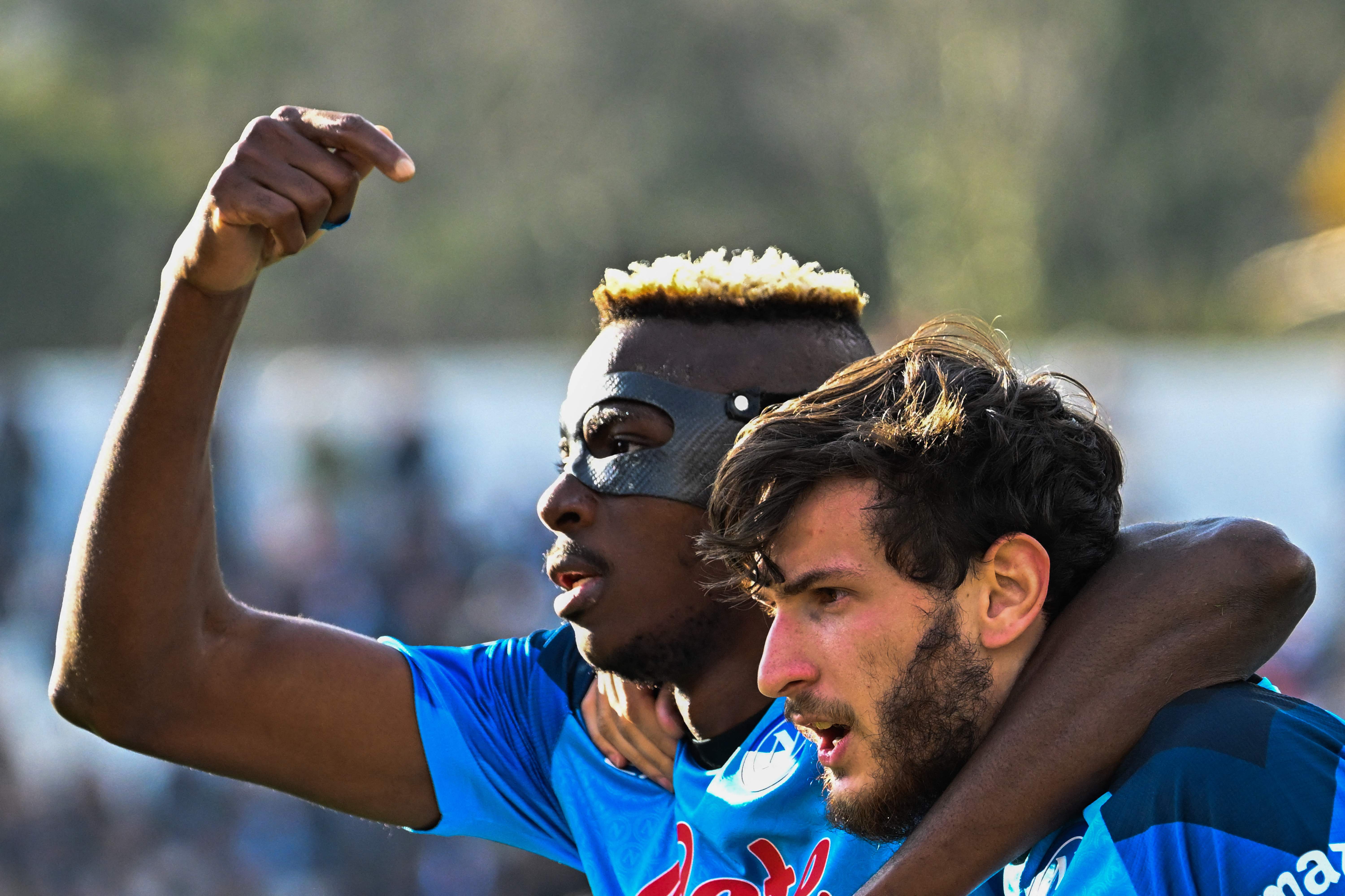 Striker Napoli asal Nigeria Victor Osimhen (kanan) melakukan selebrasi dengan pemain Georgia Khvicha Kvaratskhelia usai mencetak gol.