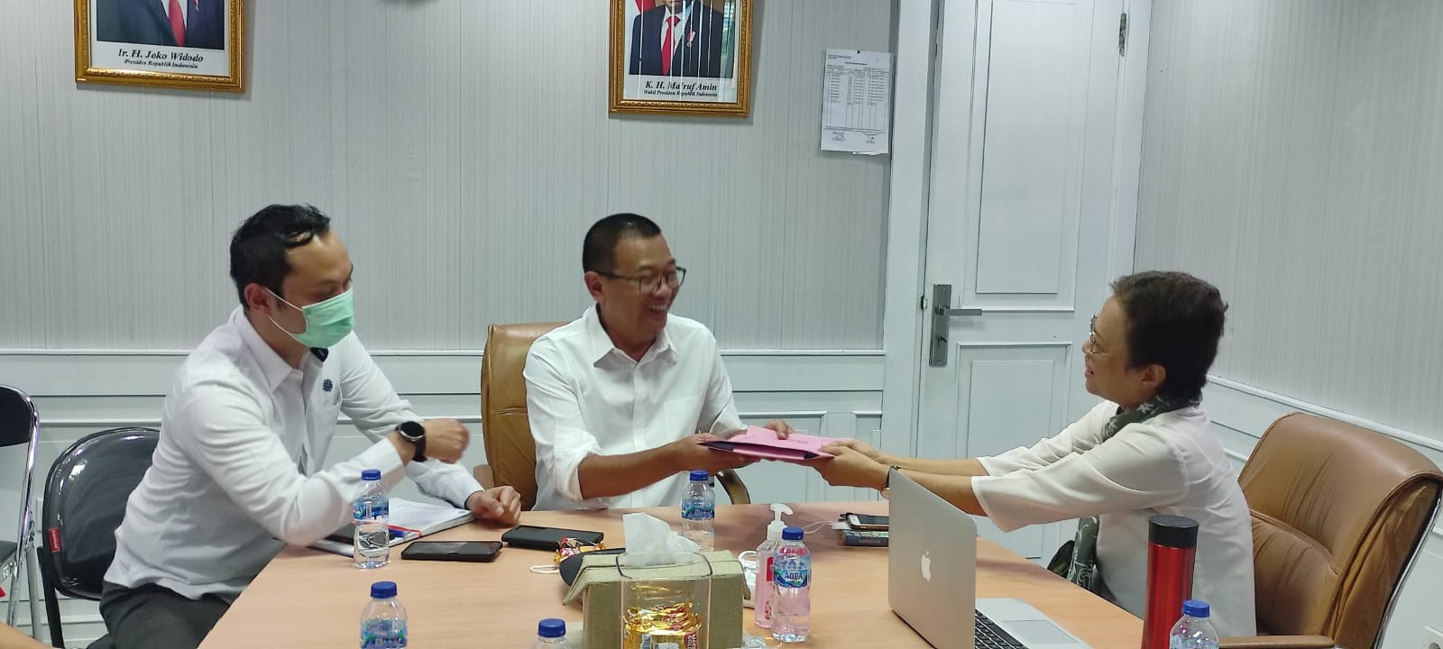 Ketua Satgas P2MI Projo, Sinnal Blegur (kanan).