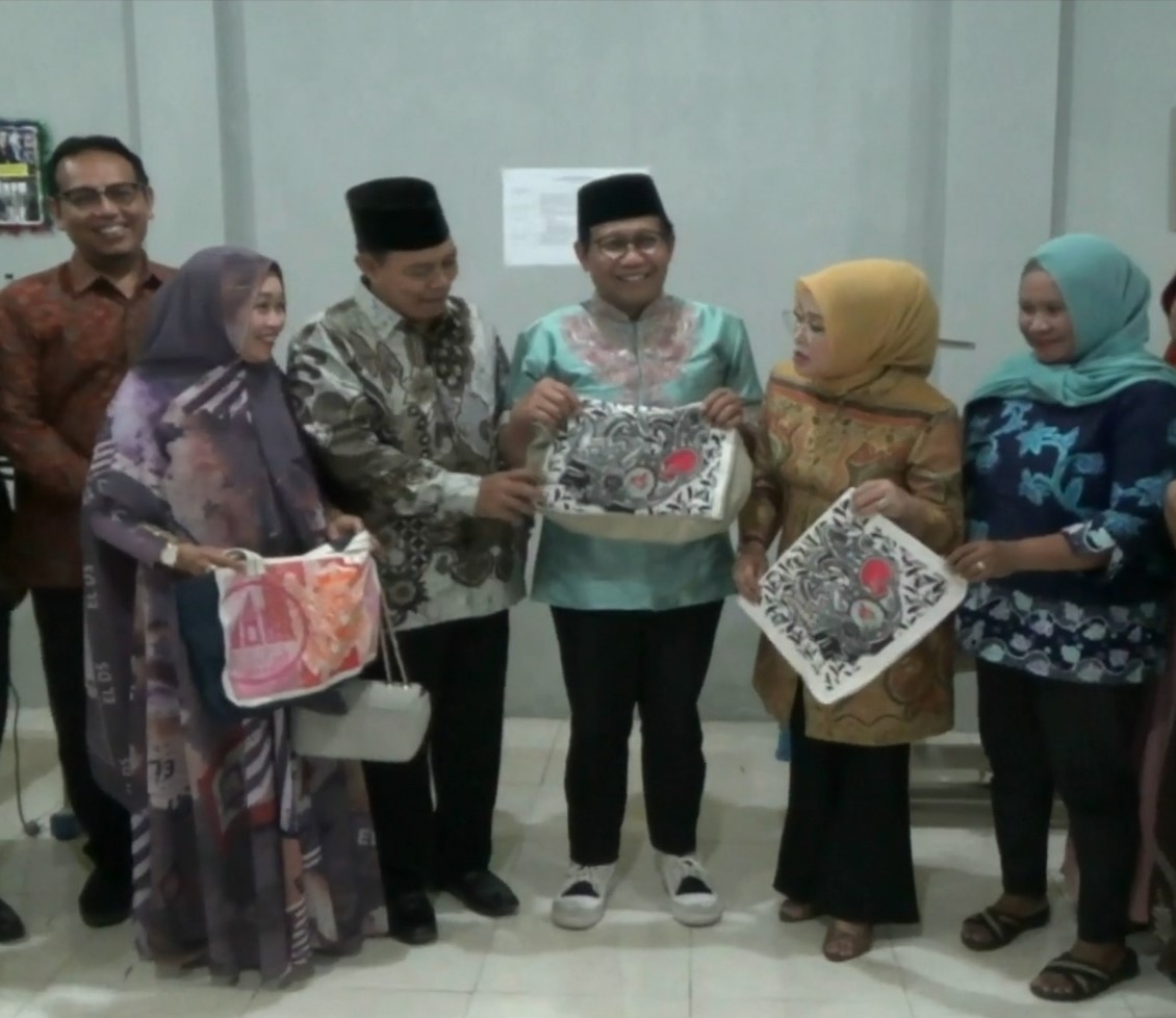 Menteri Desa dan PDT Abdul Halim Iskandar (batik hijau) didampingi istri dan perangkat desa Kedungturi, Minggu (26/2/2023)