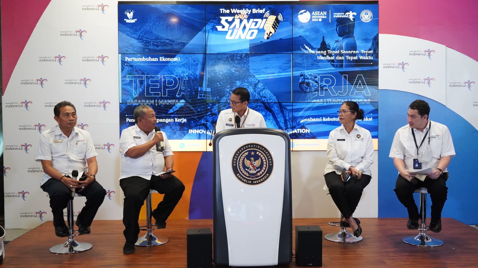 Menteri Pariwisata dan Ekonomi Kreatif Sandiaga Salahuddin Uno mengumumkan penerimaan mahasiswa Politeknik Pariwisata