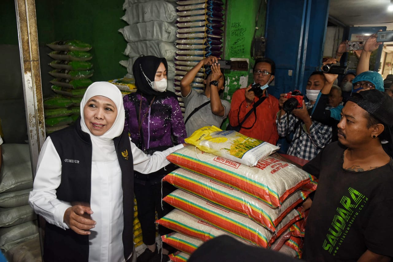 Gubernur Jawa Timur Khofifah Indar Parawansa mengawal operasi pasar beras yang digelar di Kabupaten Sidoarjo