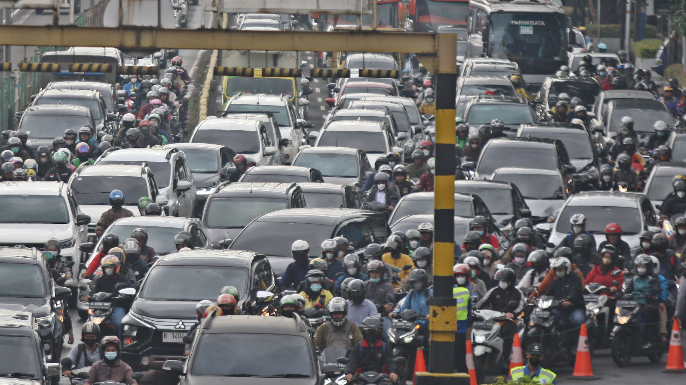 Kendaraan terjebak kemacetan saat jam berangkat kerja di Jalan R Soeprapto, Jakarta.