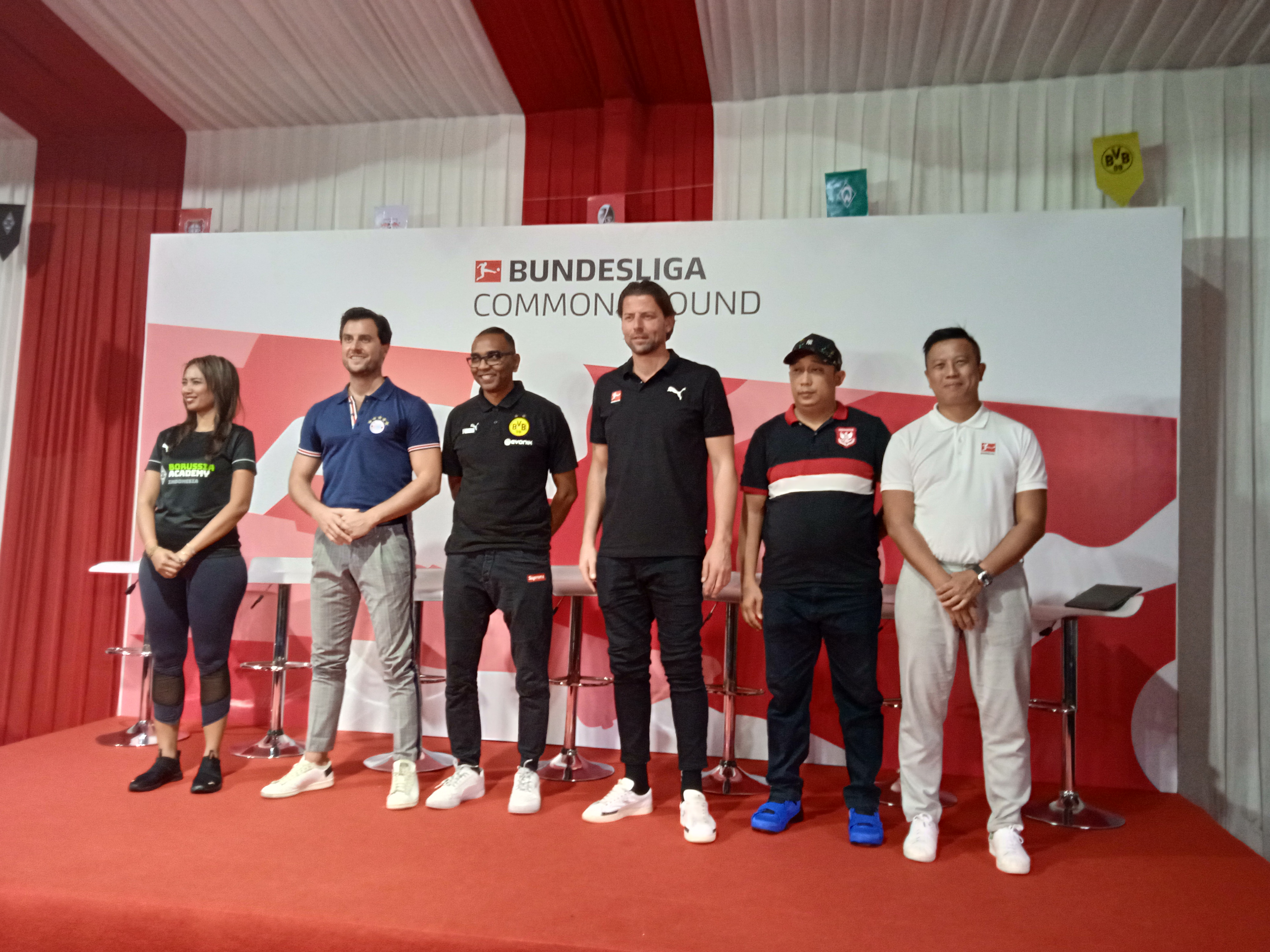 Ketiga kanan : Legenda Borussia Dortmund dan Timnas Jerman, Roman Weidenfeller, hadir dalam peresmian Bundesliga Common Ground di Jakarta