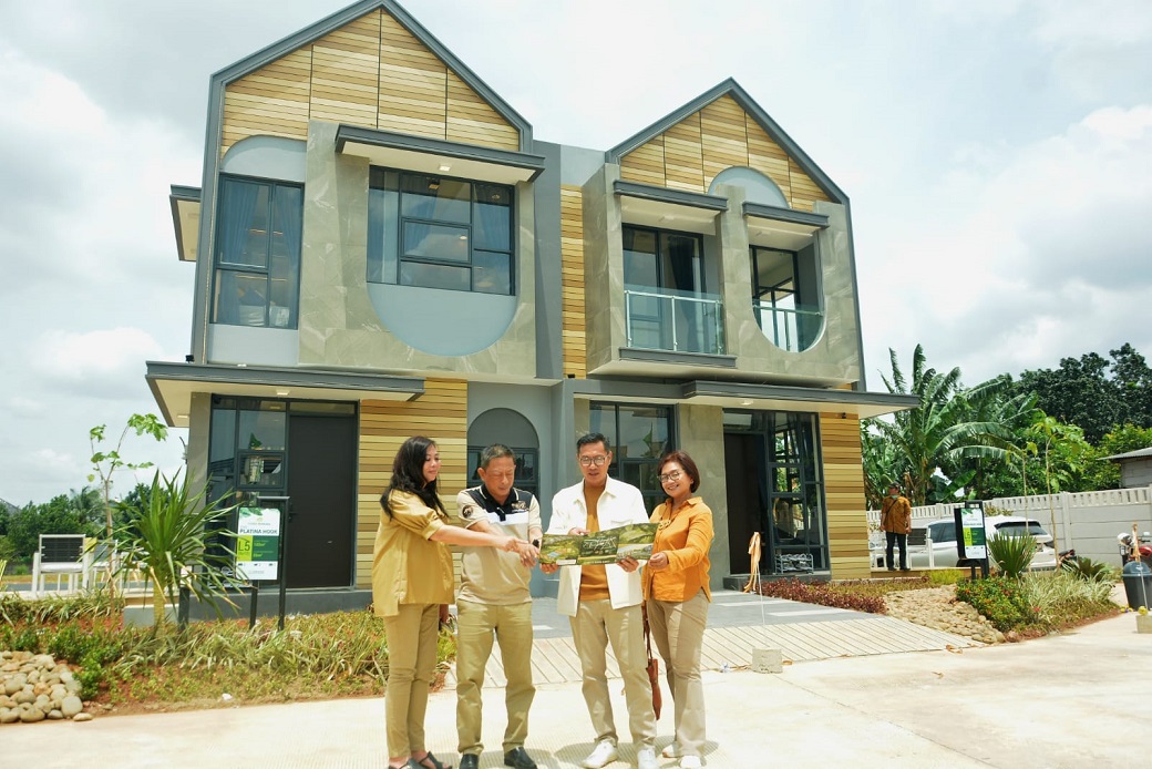 Jajaran manajemen GNA Group saat peresmian show unit Golden Kencana, Senin (30/1). 