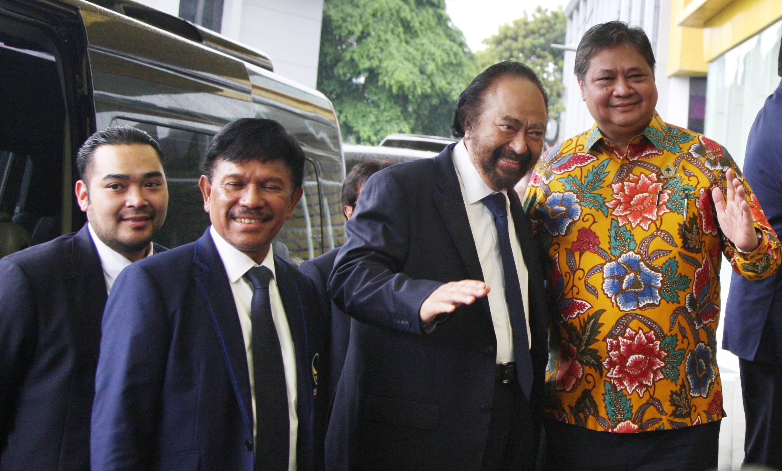 Ketua Umum Partai NasDem Surya Paloh (kedua kanan) disambut Ketua Umum Partai Golkar Airlangga Hartarto (kanan)