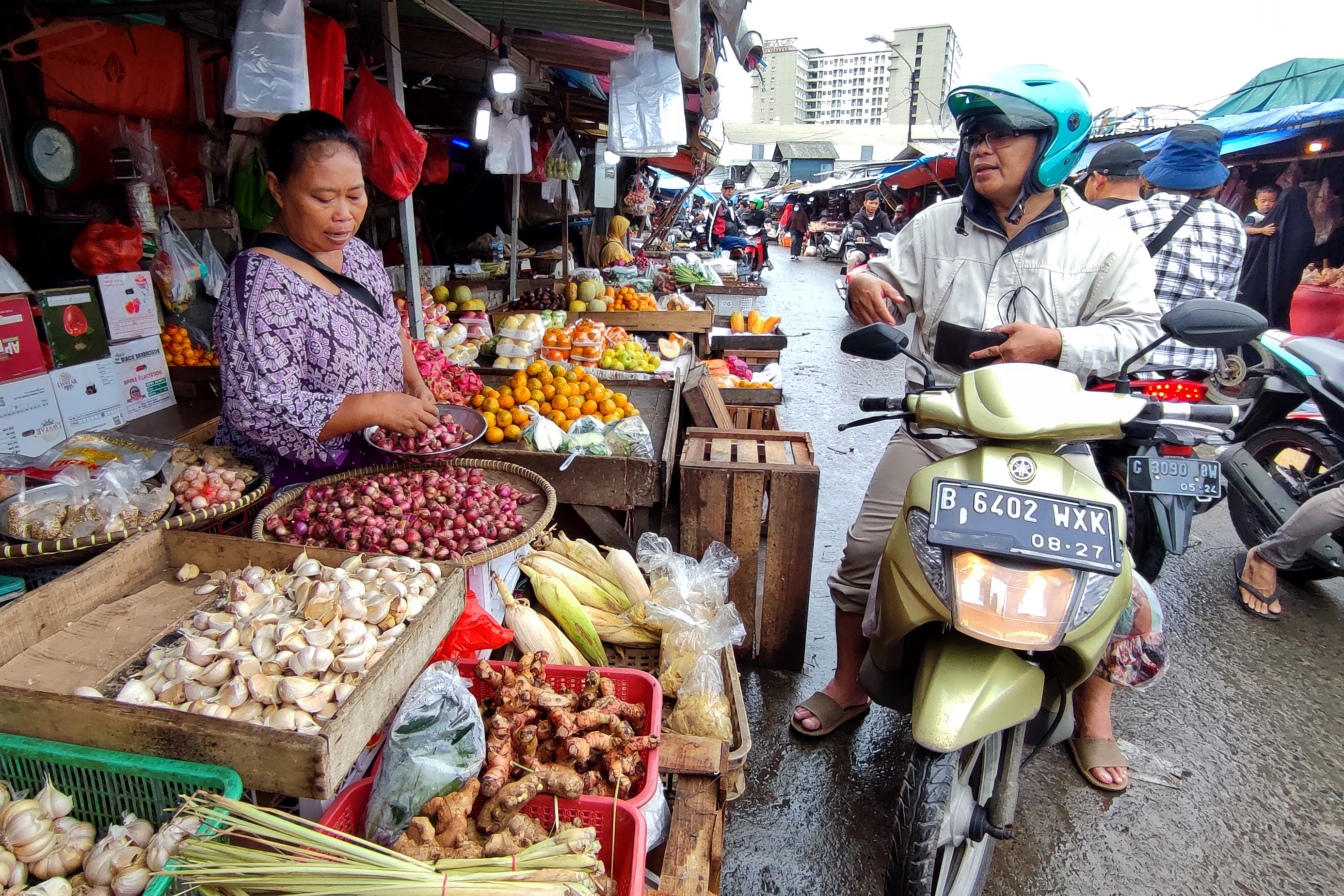 Aktivitas pedagang melayani pembeli di Pasar Ciputat, Tangerang Selatan, Banten.