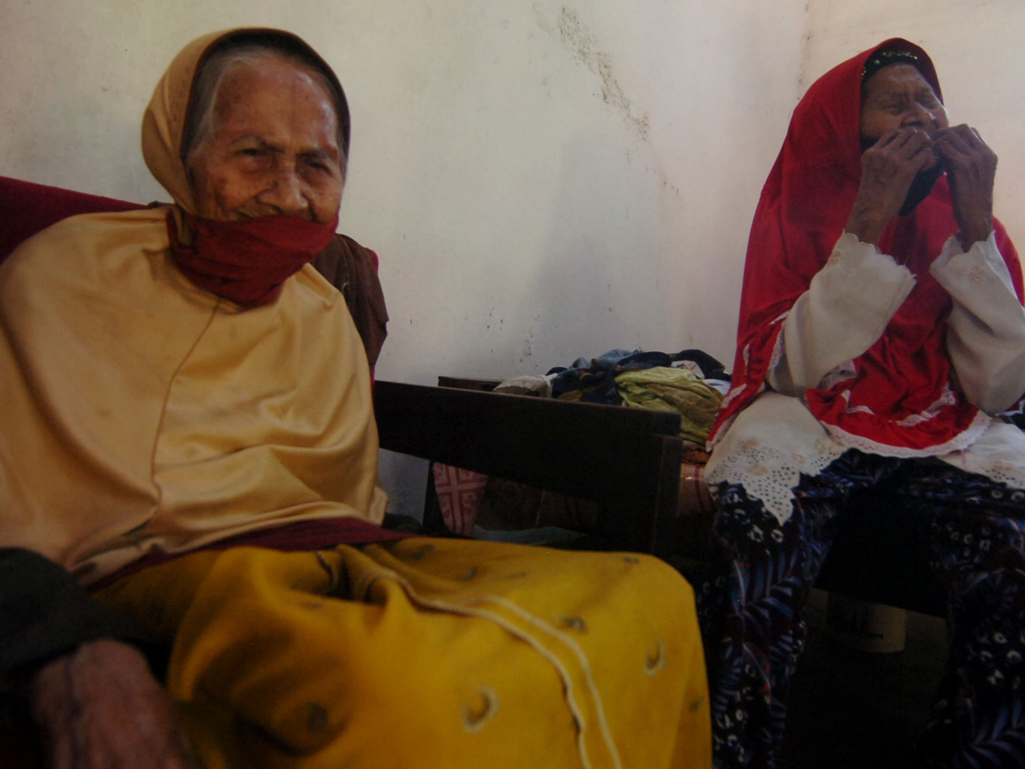 Dua lansia sebatang kara terharu saat pemberian bantuan sembako di rumahnya Desa Kalisoka, Kabupaten Tegal, Jawa Tengah.